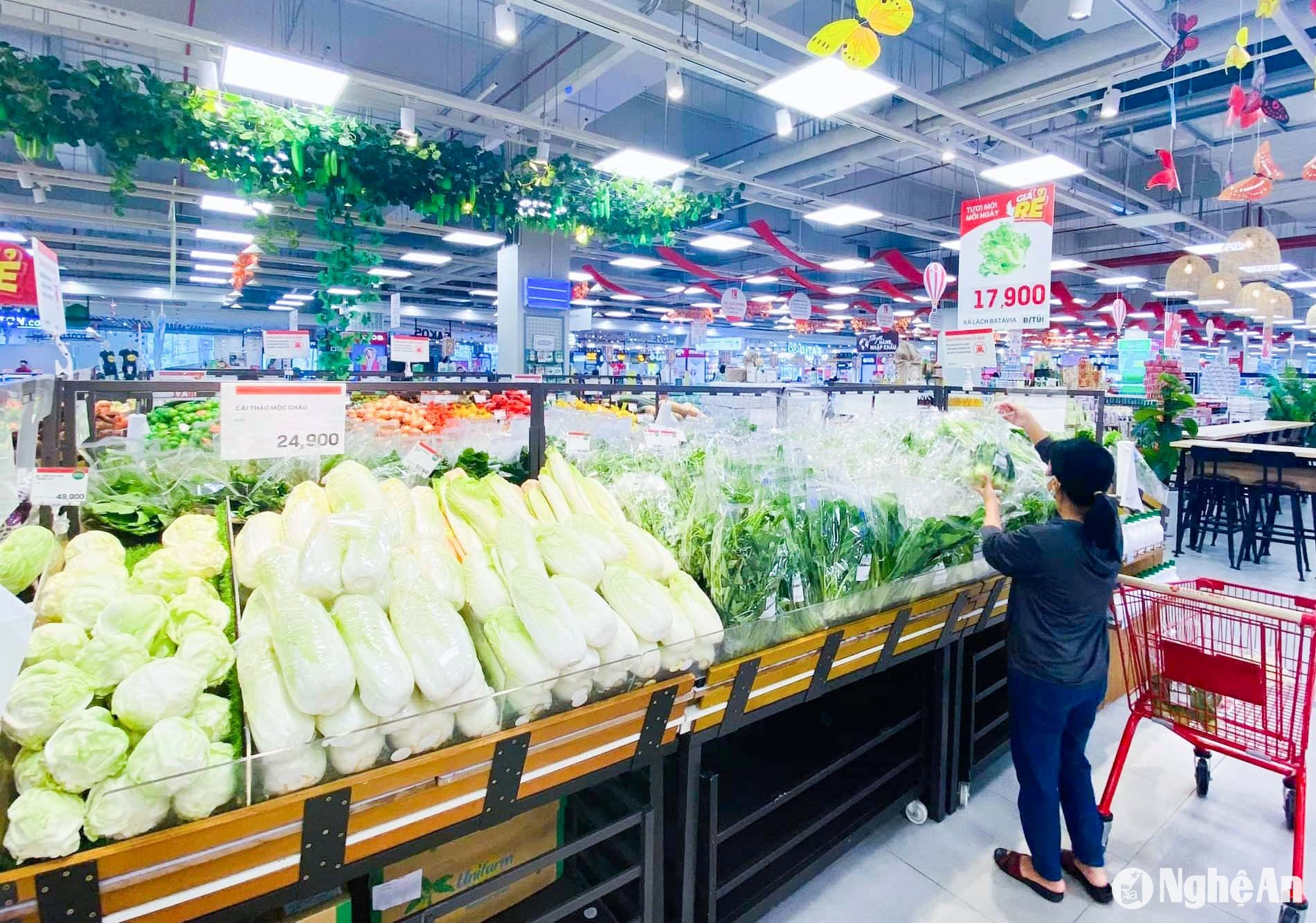  Tại các siêu thị rau đa dạng, phong phú và giá rau nhich nhẹ so với trước. Ảnh: Thanh Phúc