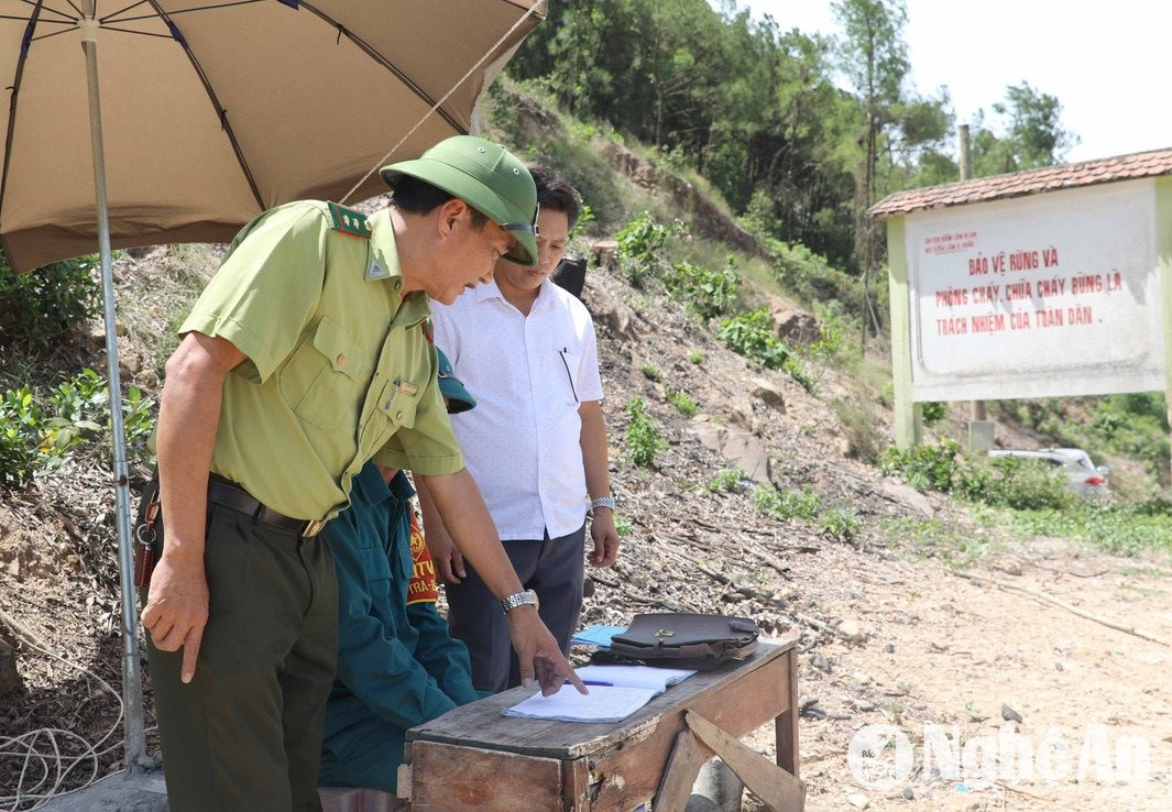 Người dân ra vào tại các khu vực chốt kiểm soát phòng, chống cháy rừng tại xã Diễn Phú, Diễn Châu đều chấp hành việc khai báo thông tin cá nhân, nghiêm cấm bắt ong trong mùa nắng. Ảnh: Văn Trường