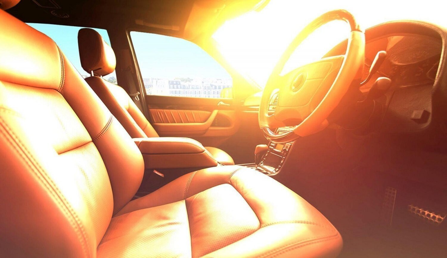Đậu xe dưới trời nắng nóng dễ làm ảnh hưởng đến nội thất và gây cảm giác khó chịu khi vào xe. (Ảnh minh hoạ).