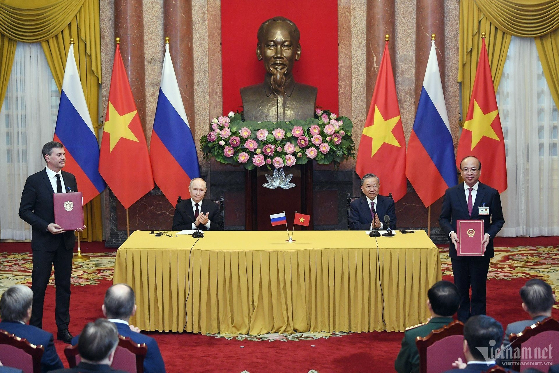 Hình ảnh tại buổi kí kết các văn kiện giữa Nga và Việt Nam. Ảnh: Phạm Hải