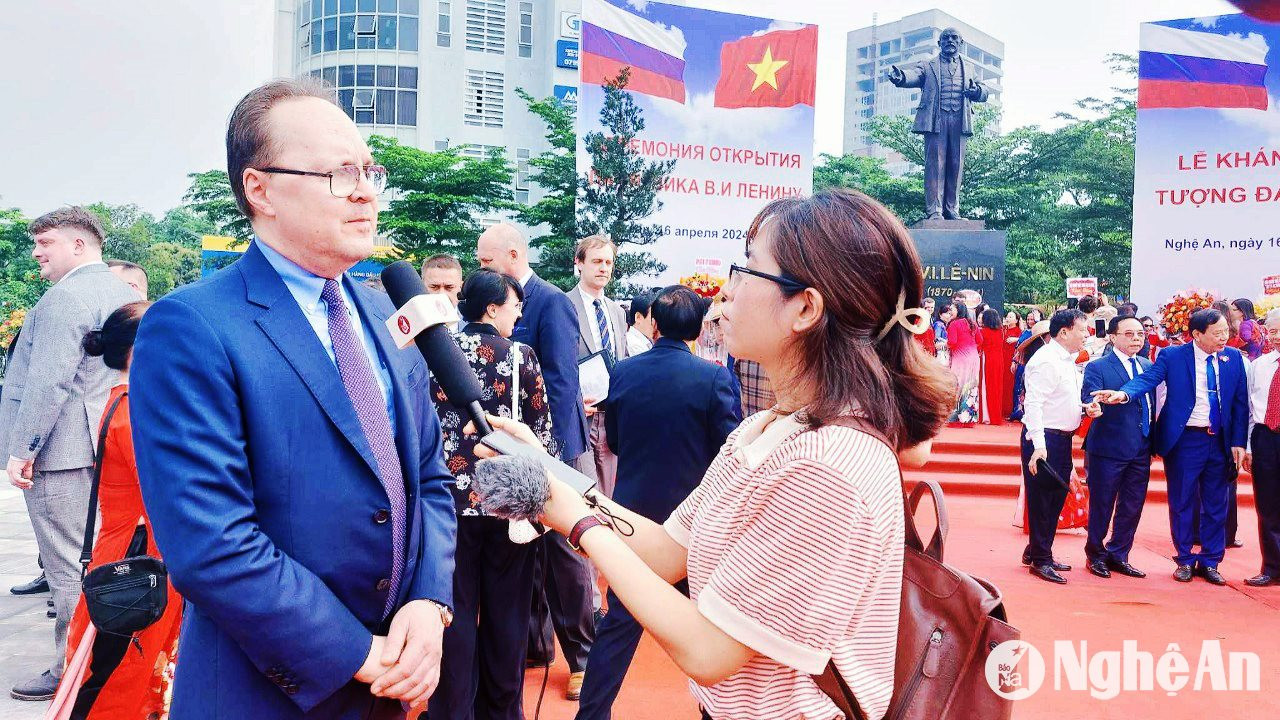 bna-Phóng viên Mỹ Nga phỏng vấn Đại sứ Nga tại Việt Nam trong dịp ông đến thăm Nghệ An
