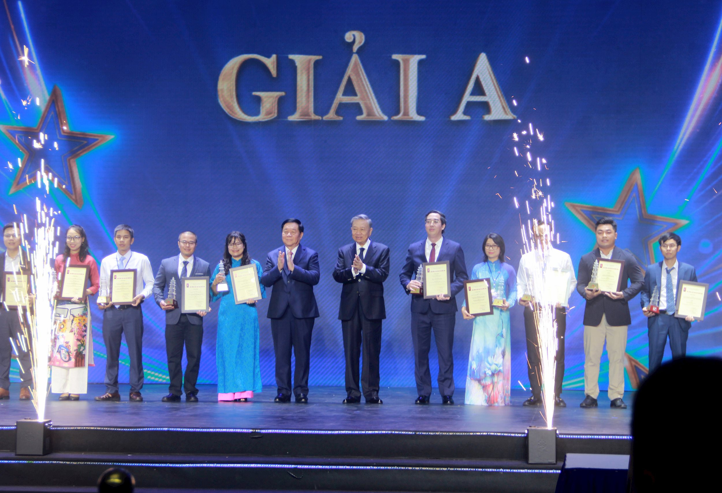Đồng chí Tô Lâm, Uỷ viên Bộ Chính trị, Chủ tịch nước trao giải A cho các tác giả ảnh Quang An
