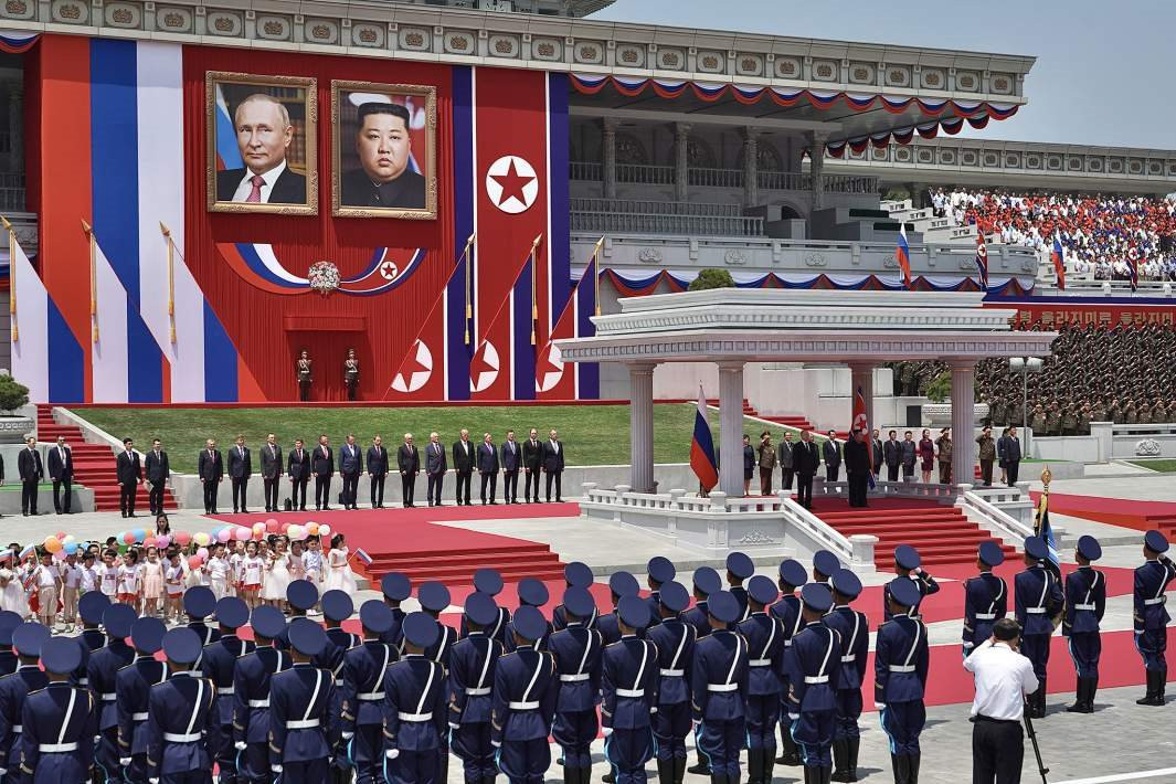 Tổng thống Nga Vladimir Putin tại buổi lễ tiếp đón chính thức tại Quảng trường Kim Nhật Thành, Triều Tiên. Ảnh: IZVESTIA