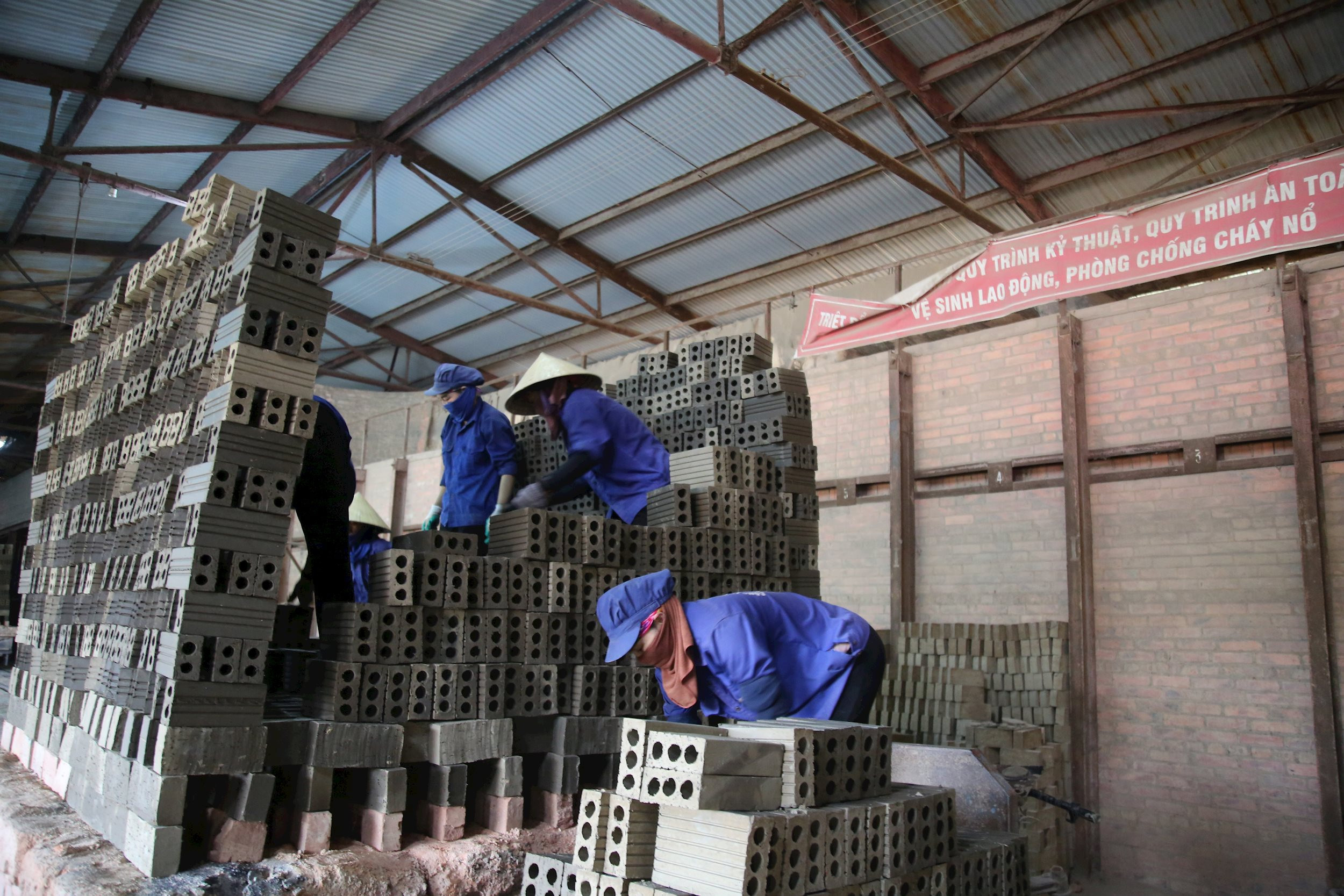 Công nhân làm việc tại Công ty CP Gạch ngói xây lắp Diễn Châu. Ảnh: Thanh Nga