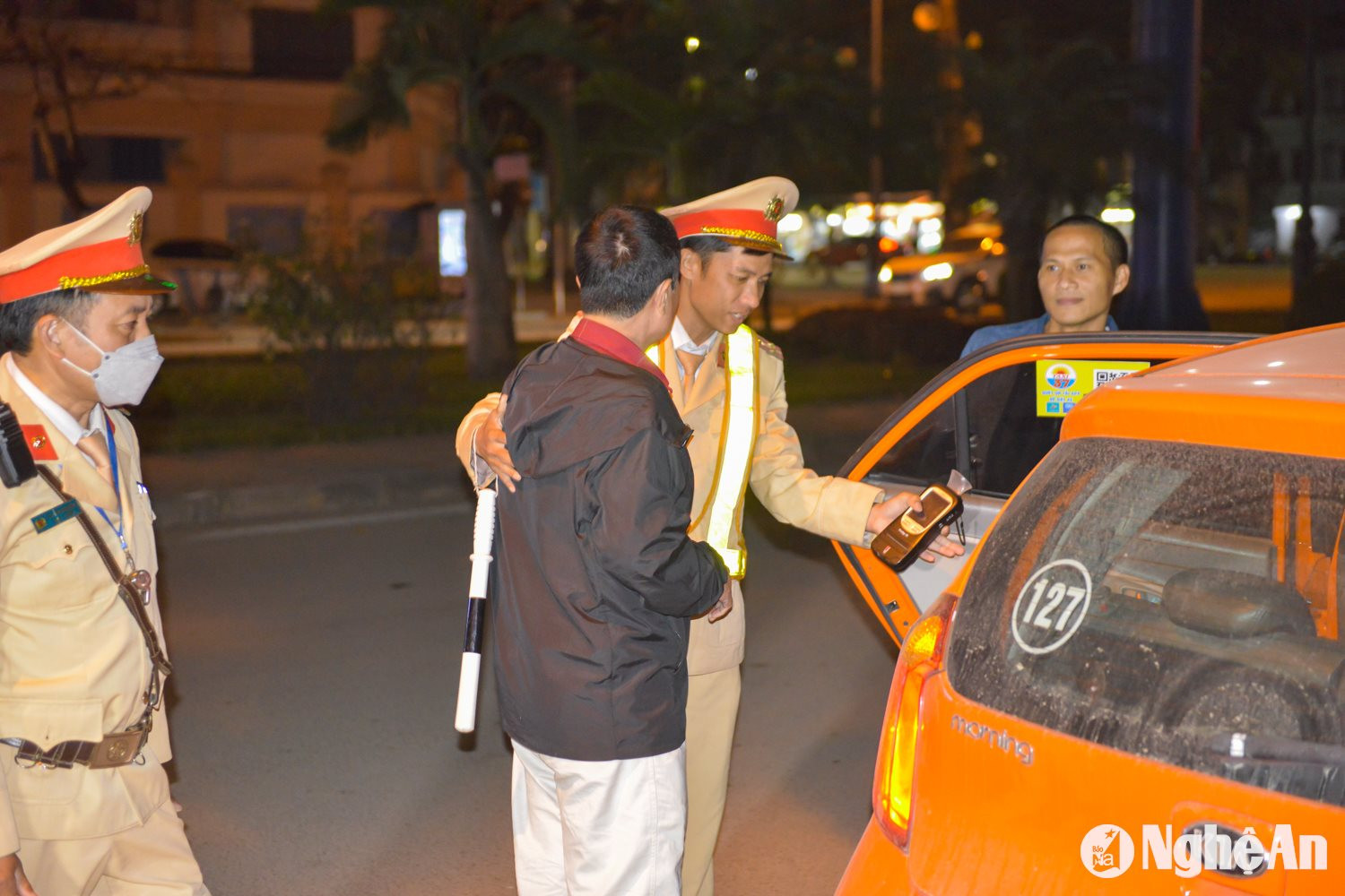 CSGT gọi taxi cho lái xe vi phạm nồng độ cồn sau khi bị giữ phương tiện