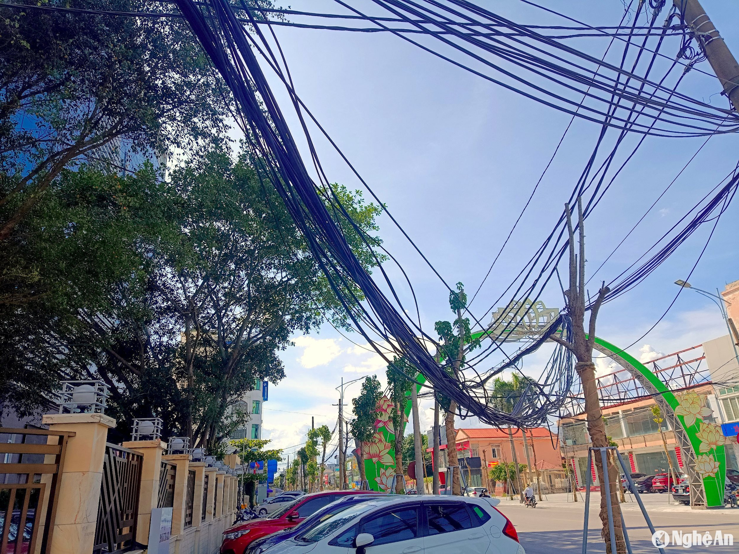 Nhiều cuộn dây cáp sà xuống lòng đường vỉa hè trên đường Nguyễn Thị Minh Khai. Ảnh: Quang An