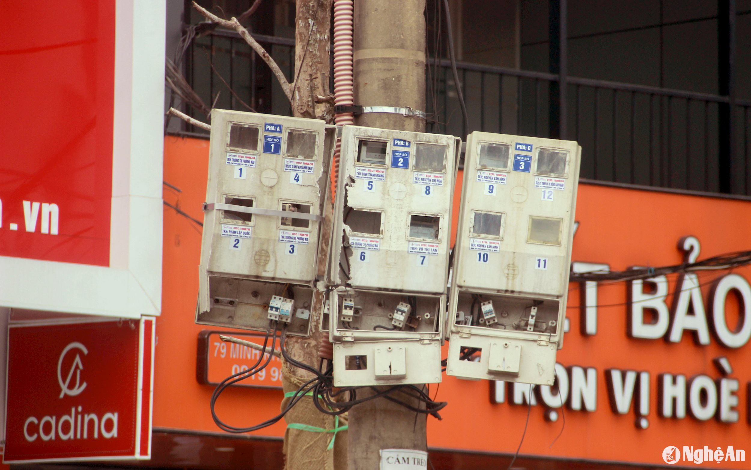 Nhiều hộp điện đã bị hư hỏng, xuống cấp theo thời gian. Ảnh: Quang An