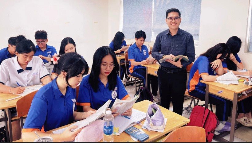 Thầy Võ Minh Nghĩa - Trường THPT Nguyễn Du (TPHCM) trong giờ ôn tập cho học sinh. Ảnh NVCC
