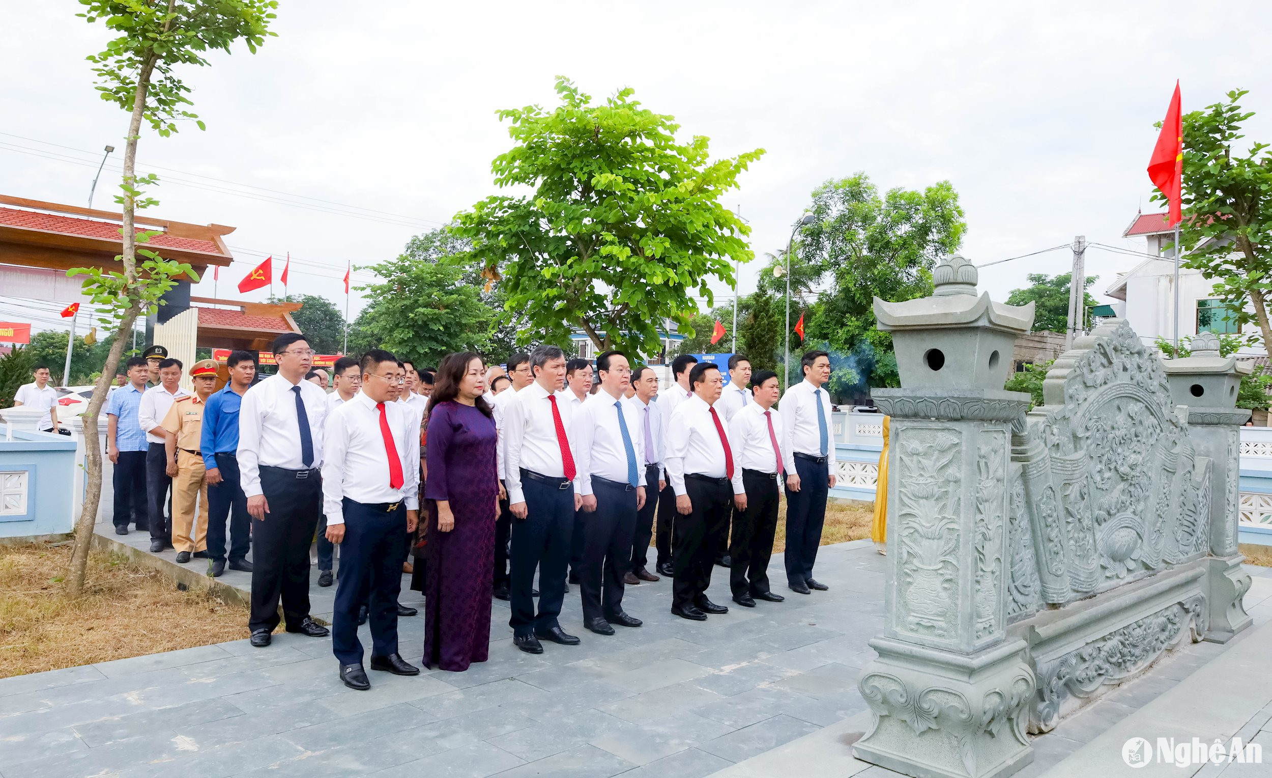 Trước khi diễn ra hội thảo, các đồng chí lãnh đạo Học viện Chính trị quốc gia Hồ Chí Minh, tỉnh Nghệ An và Ban Tổ chức đã về dâng hoa, dâng hương tại Khu mộ và Nhà lưu niệm đồng chí Lê Hồng Sơn ở xã Xuân Hòa, huyện Nam Đàn. Ảnh: Đậu Thắng