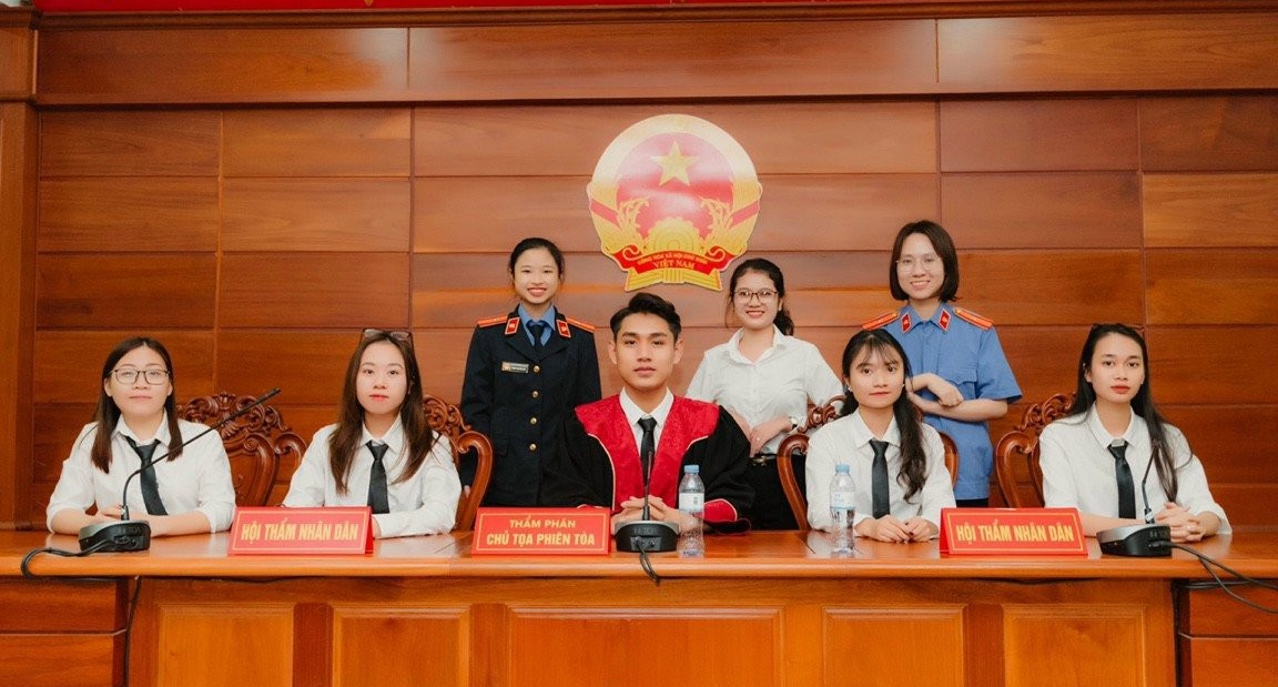 Sinh viên Khoa Luật Trường Đại học Vinh tham gia phiên tòa giả định. jpg