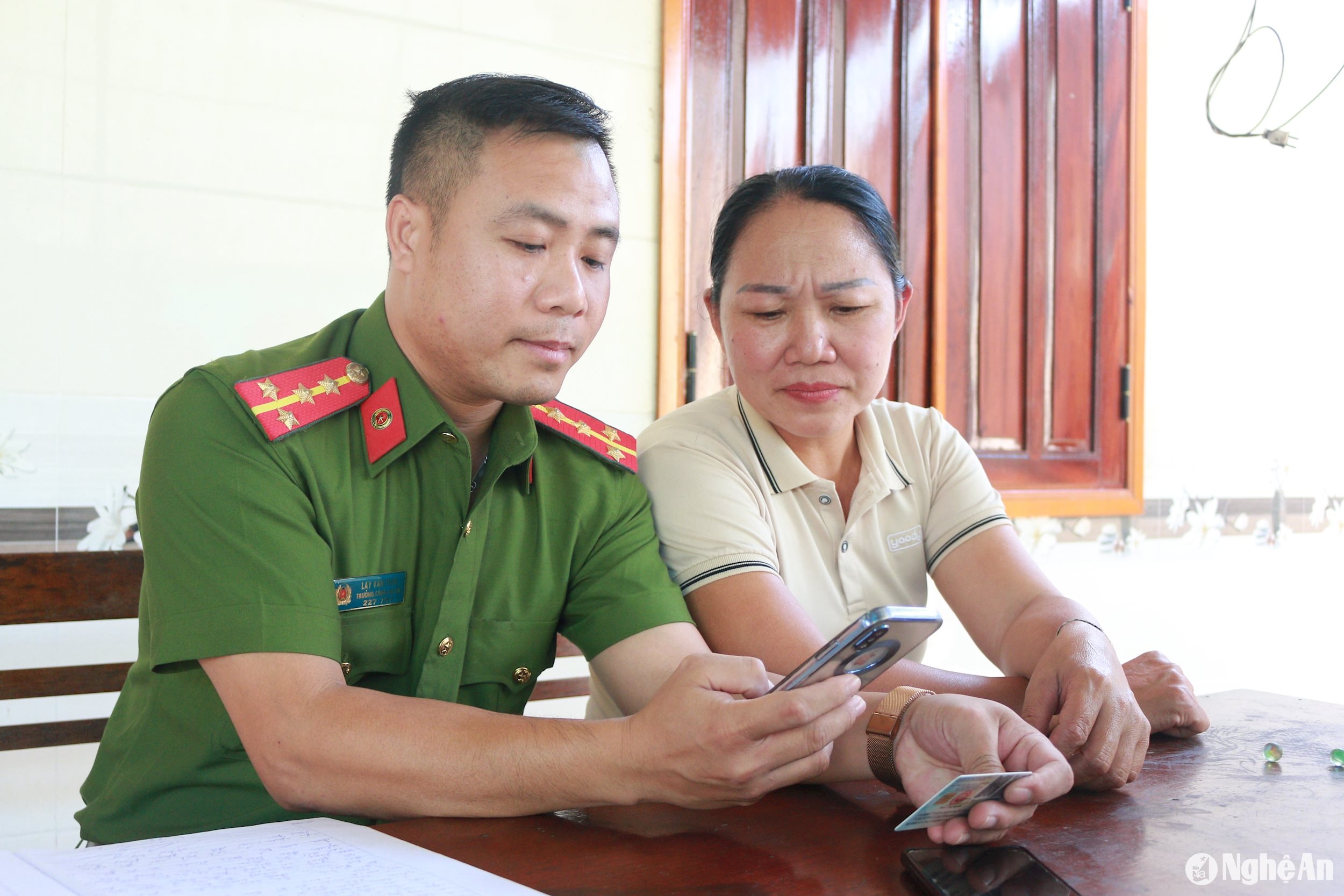 hướng dẫn người dân kích hoạt và sử dụng tài khoản định danh điện tử (VNeID). ảnh pv