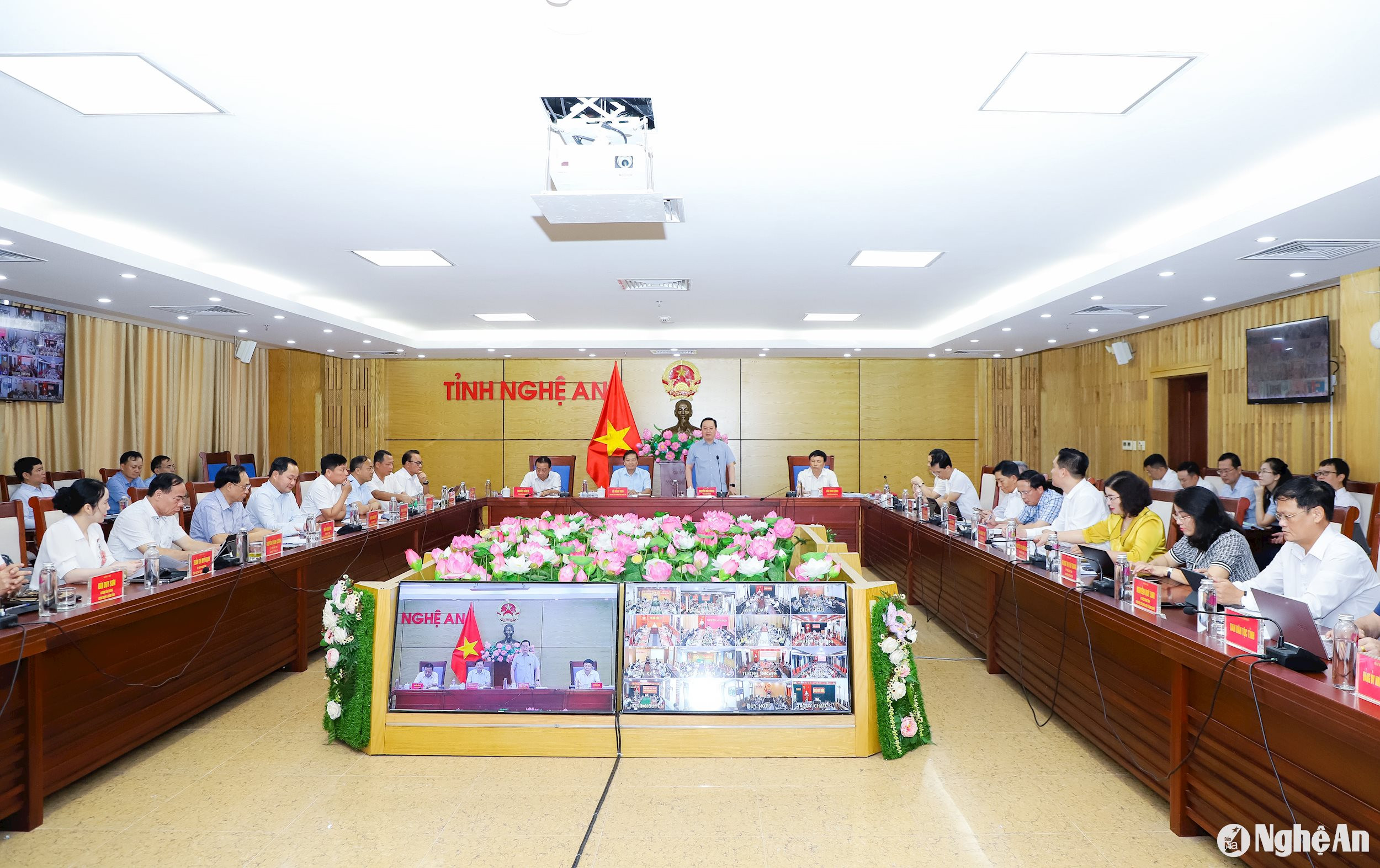 Phiên họp thường kỳ của UBND tỉnh Nghệ An. Ảnh: Phạm Bằng
