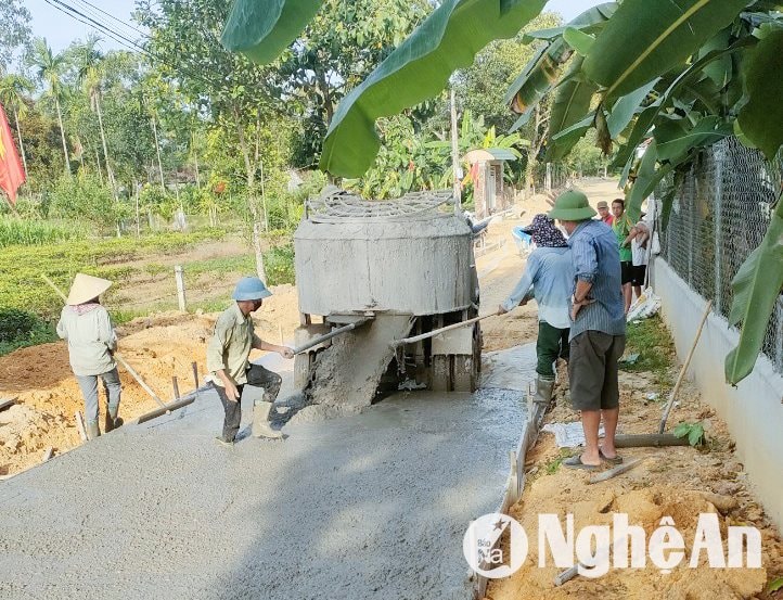  Huy động sức dân làm đường giao thông nông thôn tại xã Thanh Xuân (huyện Thanh Chương). Ảnh Mai Hoa