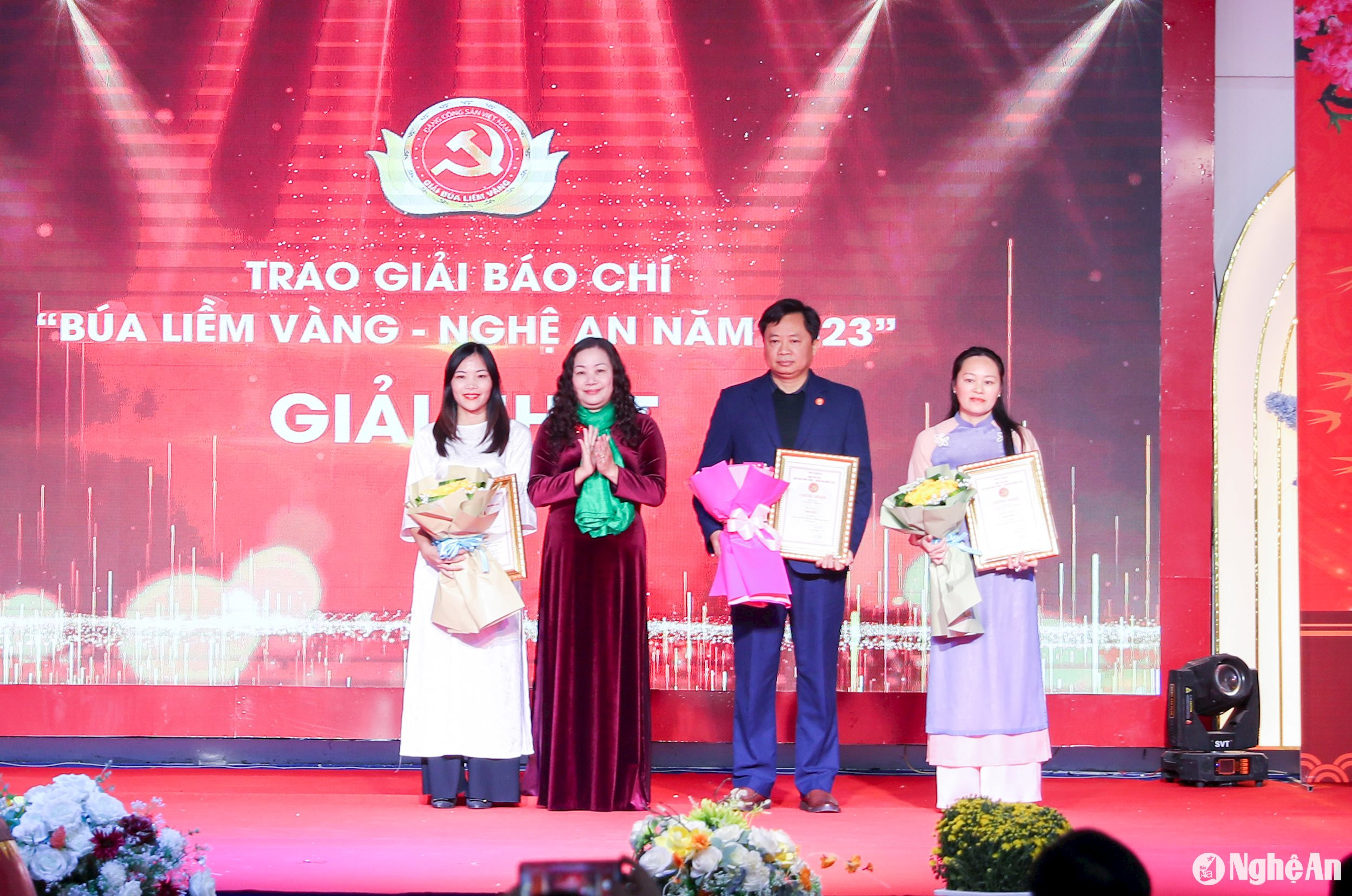 Trưởng ban Tuyên giáo Tỉnh ủy Nguyễn Thị Thu Hường trao giải Nhất Giải Báo chí “Búa liềm vàng” tỉnh Nghệ An năm 2023. Ảnh: Đức Anh.