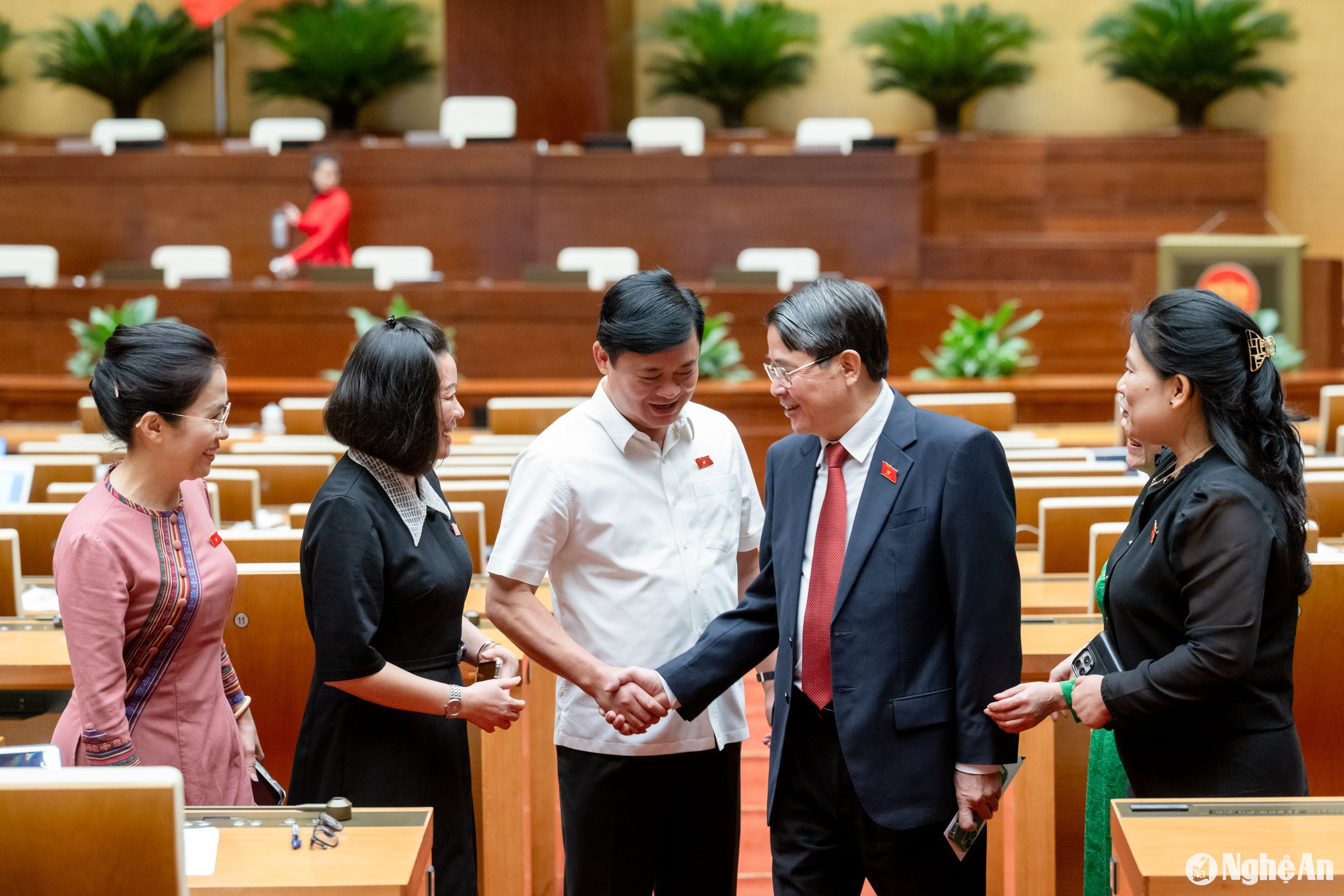Phó Chủ tịch Quốc hội Nguyễn Đức Hải chúc mừng tỉnh Nghệ An vừa được Quốc hội ban hành Nghị quyết. Ảnh Phạm Thắng