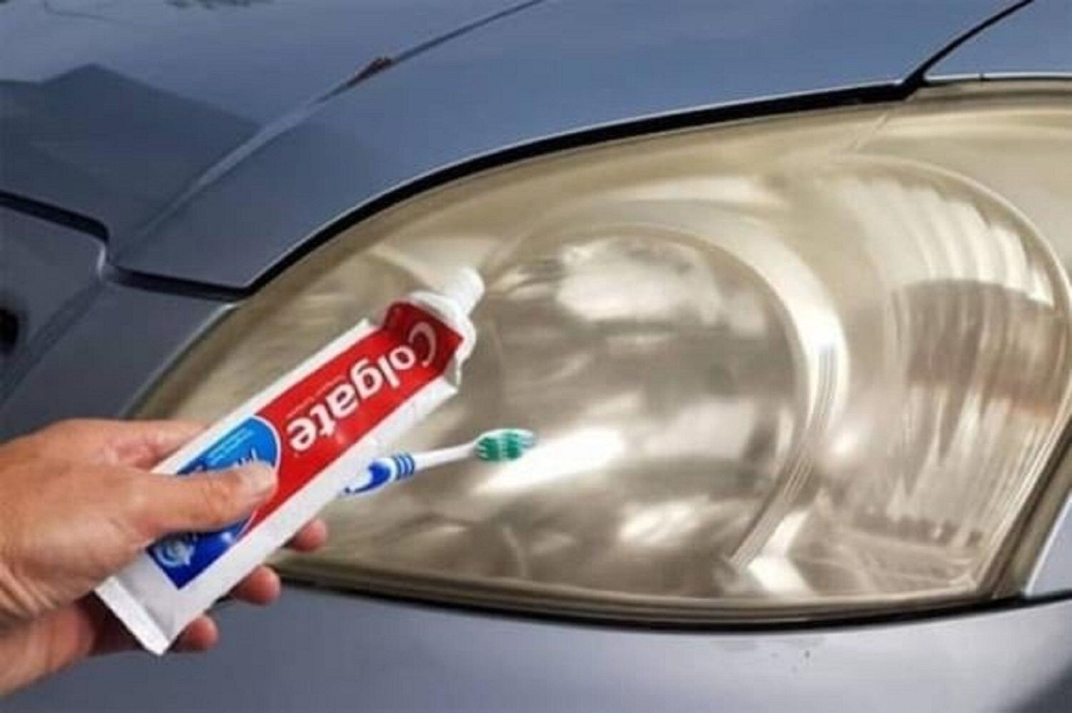 Kem đánh răng có tác dụng chống ngưng đọng nước trên gương xe. (Ảnh minh hoạ).