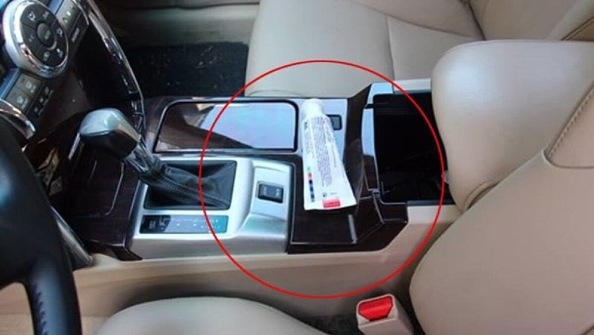 Tài xế có kinh nghiệm thường để tuýp kem đánh răng trên xe ô tô. (Ảnh minh họa).