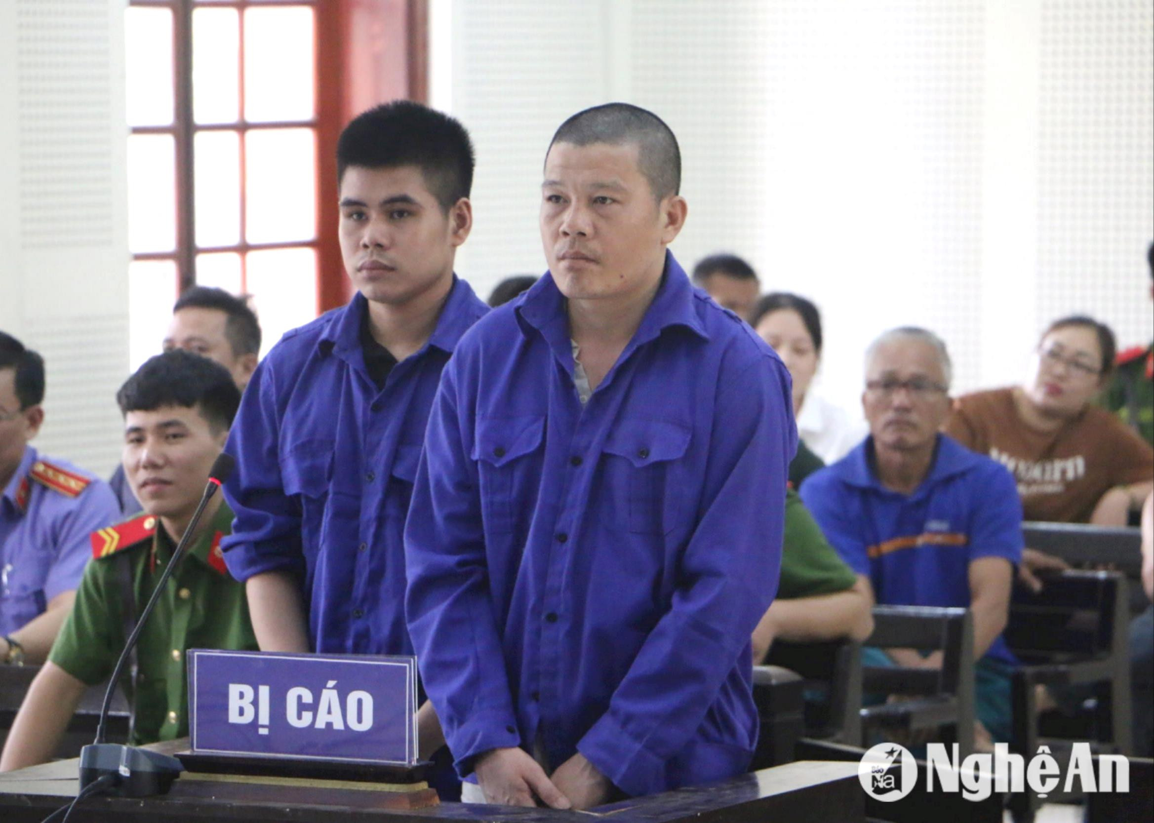 Bị cáo Lê Văn Sáng (phải) và Phạm Đình Hiếu (trái) tại phiên tòa sơ thẩm. Ảnh: An Quỳnh