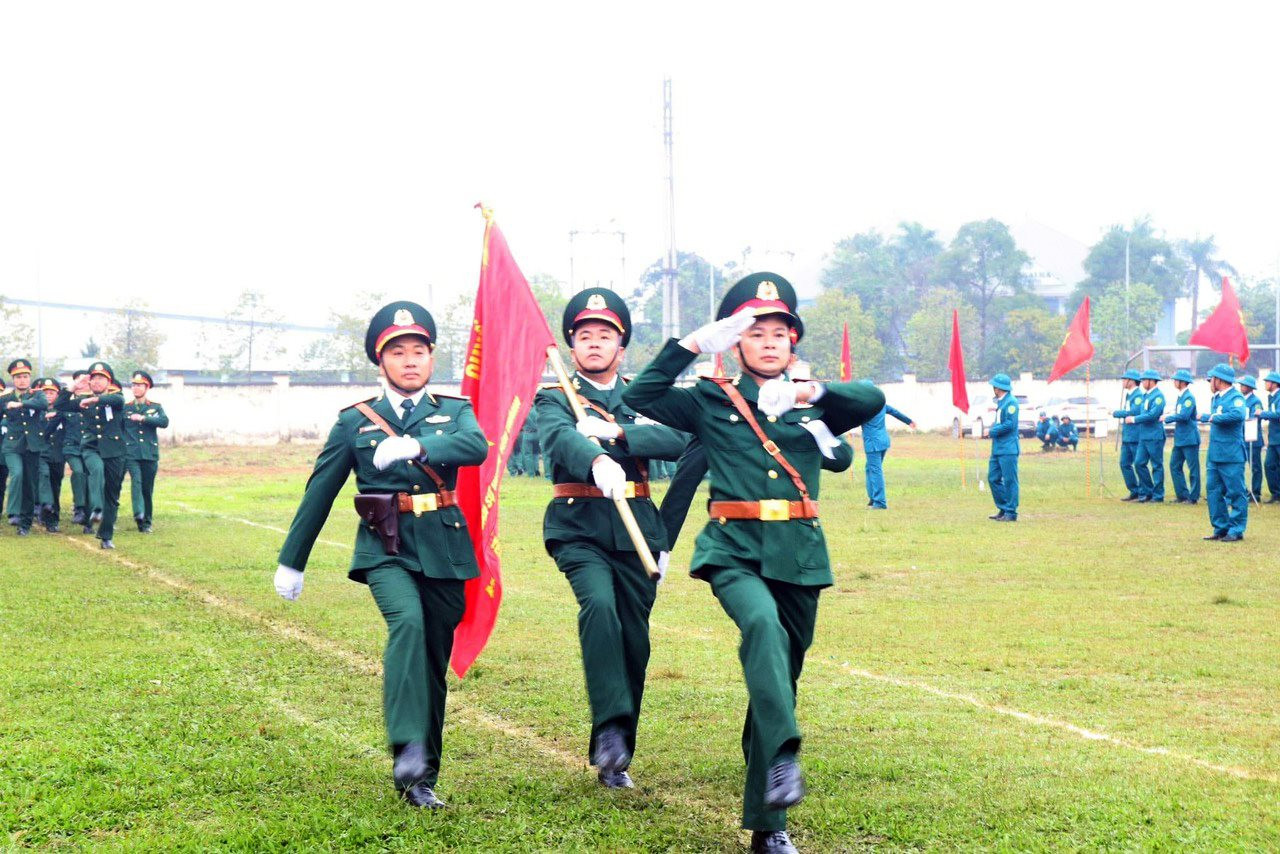 Thiếu tá Đặng Quang Ngọc - Trợ lý dân quân tự vệ của Ban Chỉ huy quân sự huyện Yên Thành (dẫn đầu) trong lễ ra quân huấn luyện quân sự, quốc phòng năm 2024. Ảnh: Ban Chỉ huy quân sự huyện Yên Thành cung cấp.