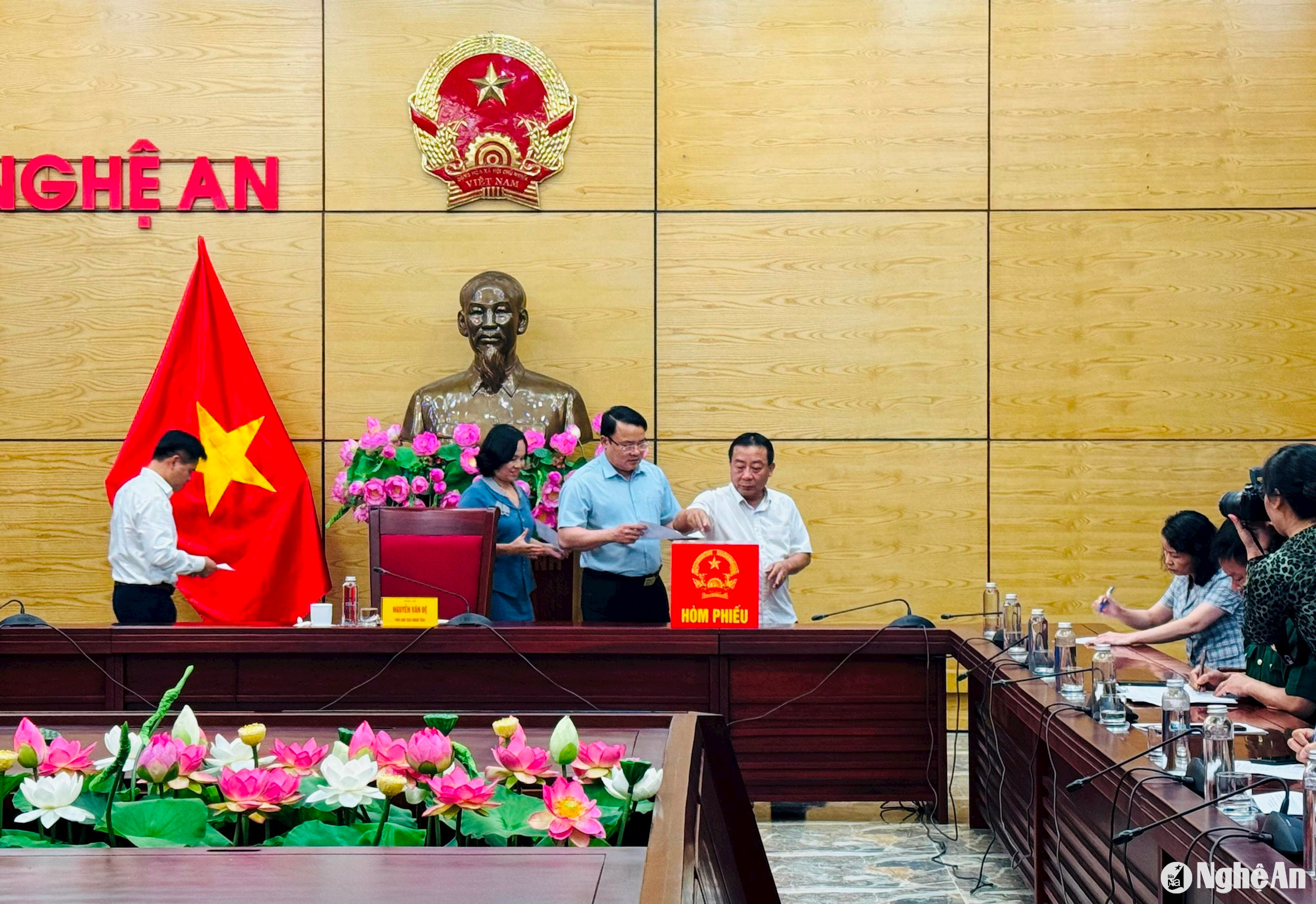 Các thành viên Hội đồng thẩm định tỉnh bỏ phiếu công nhận xã đạt chuẩn nông thôn mới nâng cao và kiểu mẫu đối với 13 xã. Ảnh: Nguyễn Hải