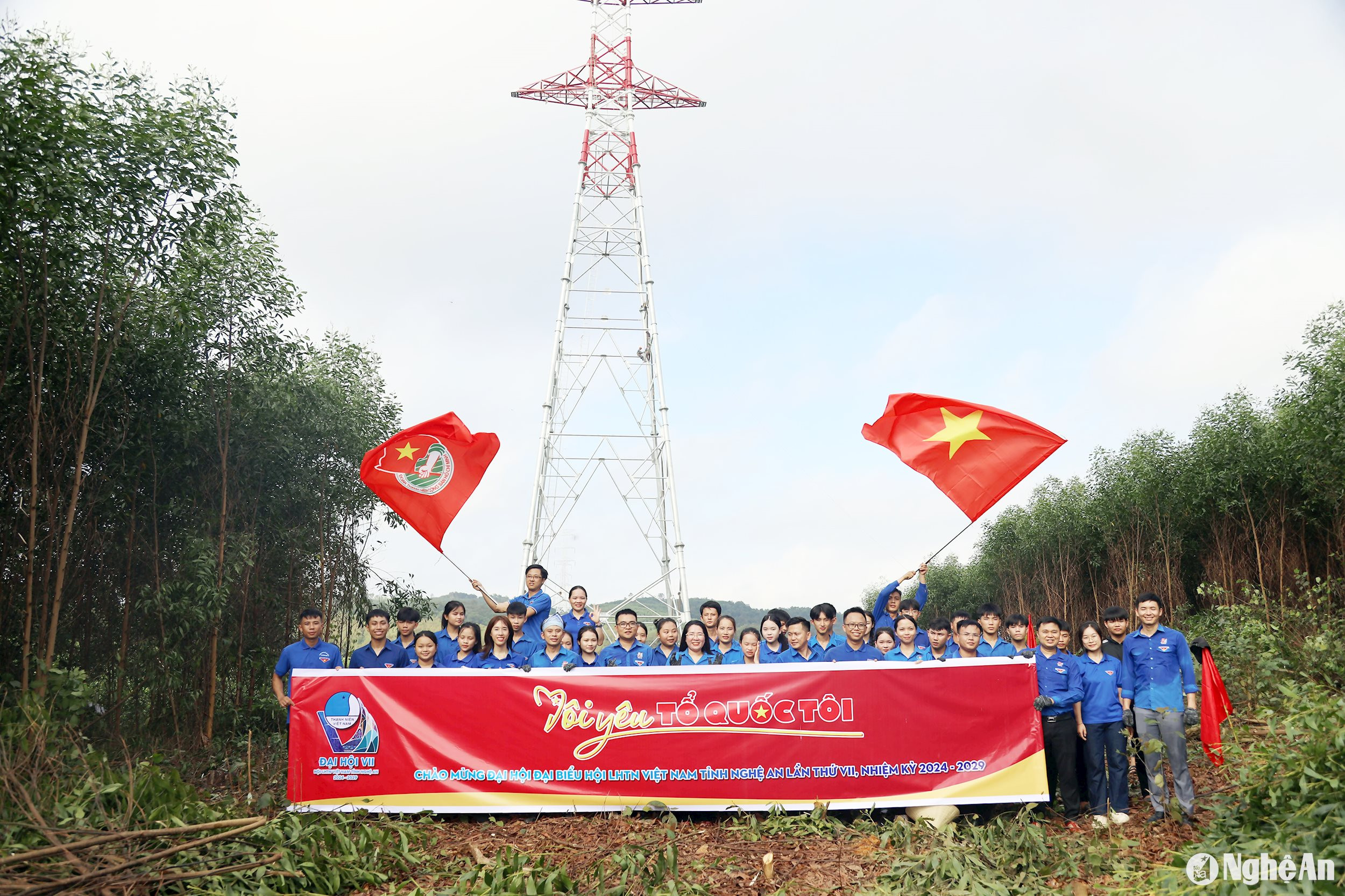 Tuổi trẻ Nghệ An cán đích thành công 30 ngày thi đua cao điểm hỗ trợ dự án đường dây 500kV mạch 3. Ảnh: Thanh Quỳnh