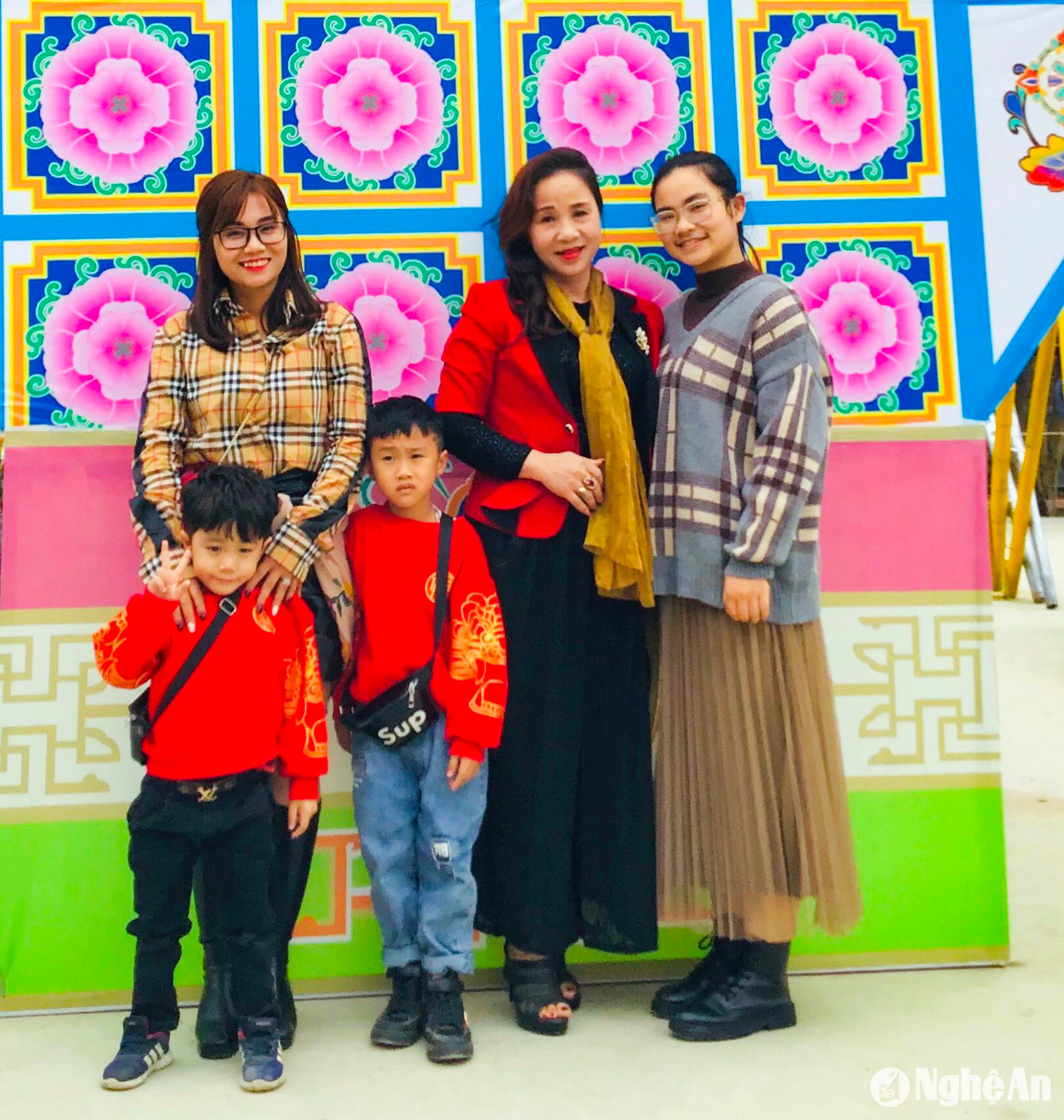 bà Nguyễn Thị Lê cùng con gái (bên trái), cháu nội (bên phải) và các cháu ngoại