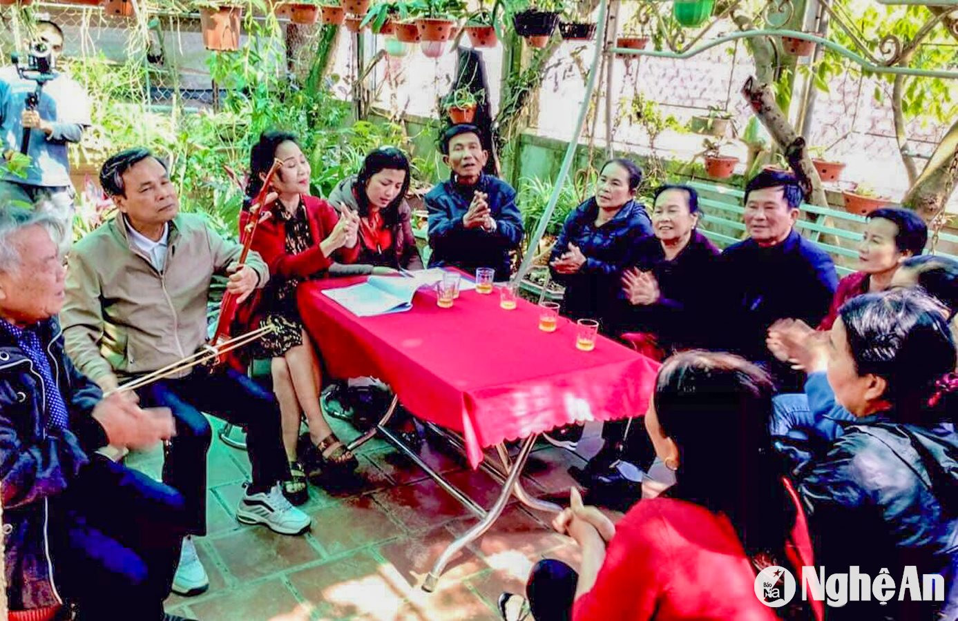 Ông Lê Xuân Hiển (người kéo nhị) và bà Nguyễn Thị Lê tại một buổi sinh hoạt của CLB Dân ca ví, giặm xã Minh Châu