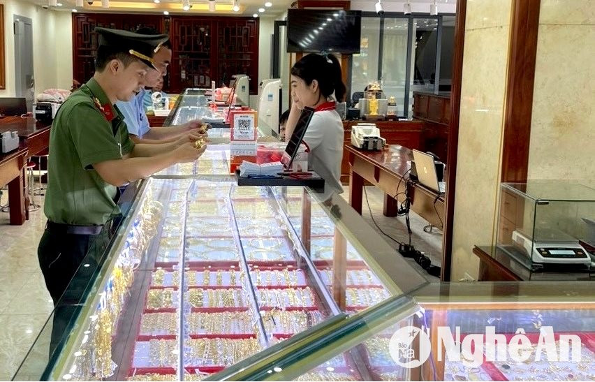 Ngành chức năng kiểm tra các cửa hàng vàng bạc ở Nghệ An. Ảnh: P.V