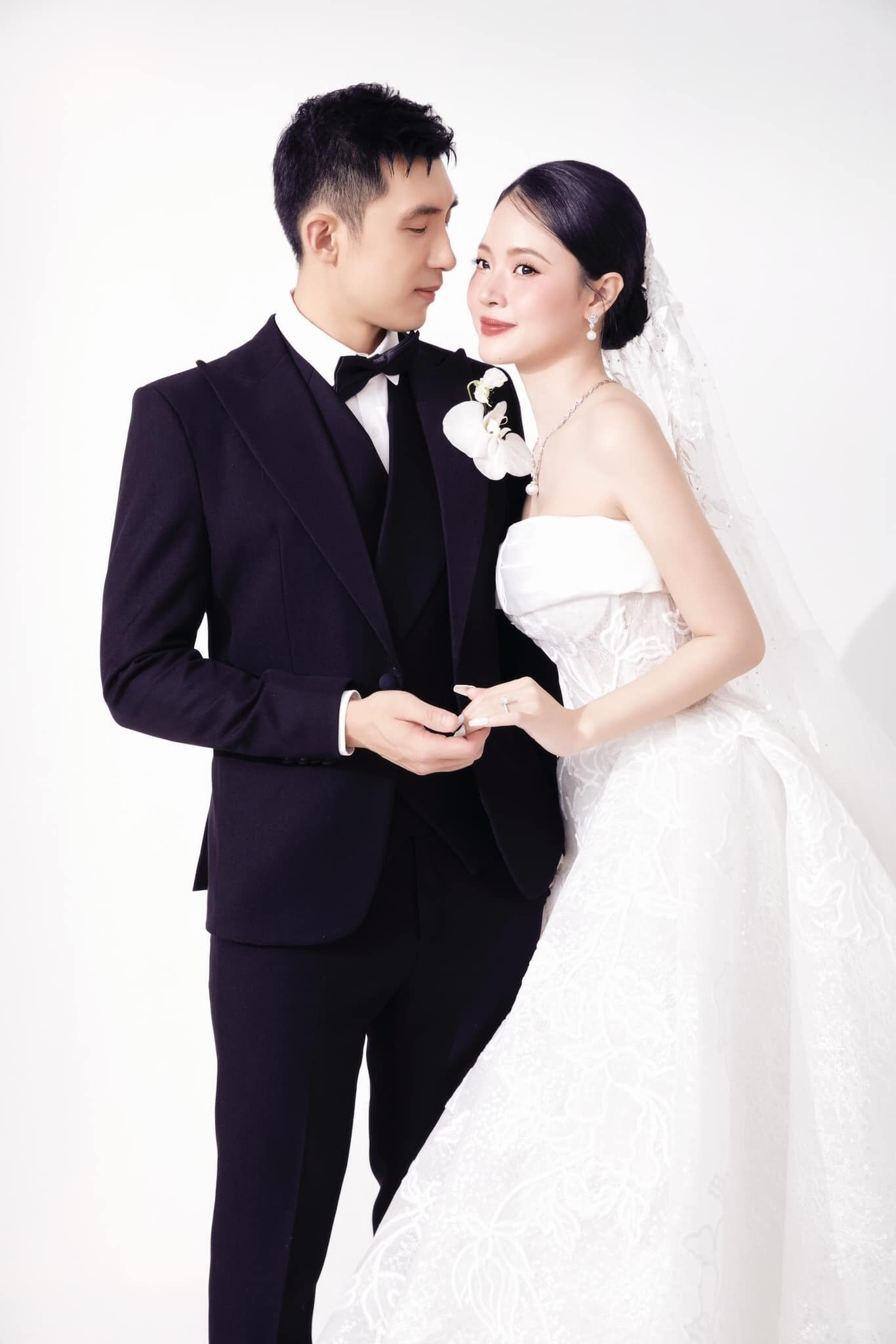 Midu vừa chia sẻ bộ ảnh cưới thứ 4 cùng thiếu gia Minh Đạt. Bộ ảnh cưới theo phong cách tối giản được thực hiện tại studio.
