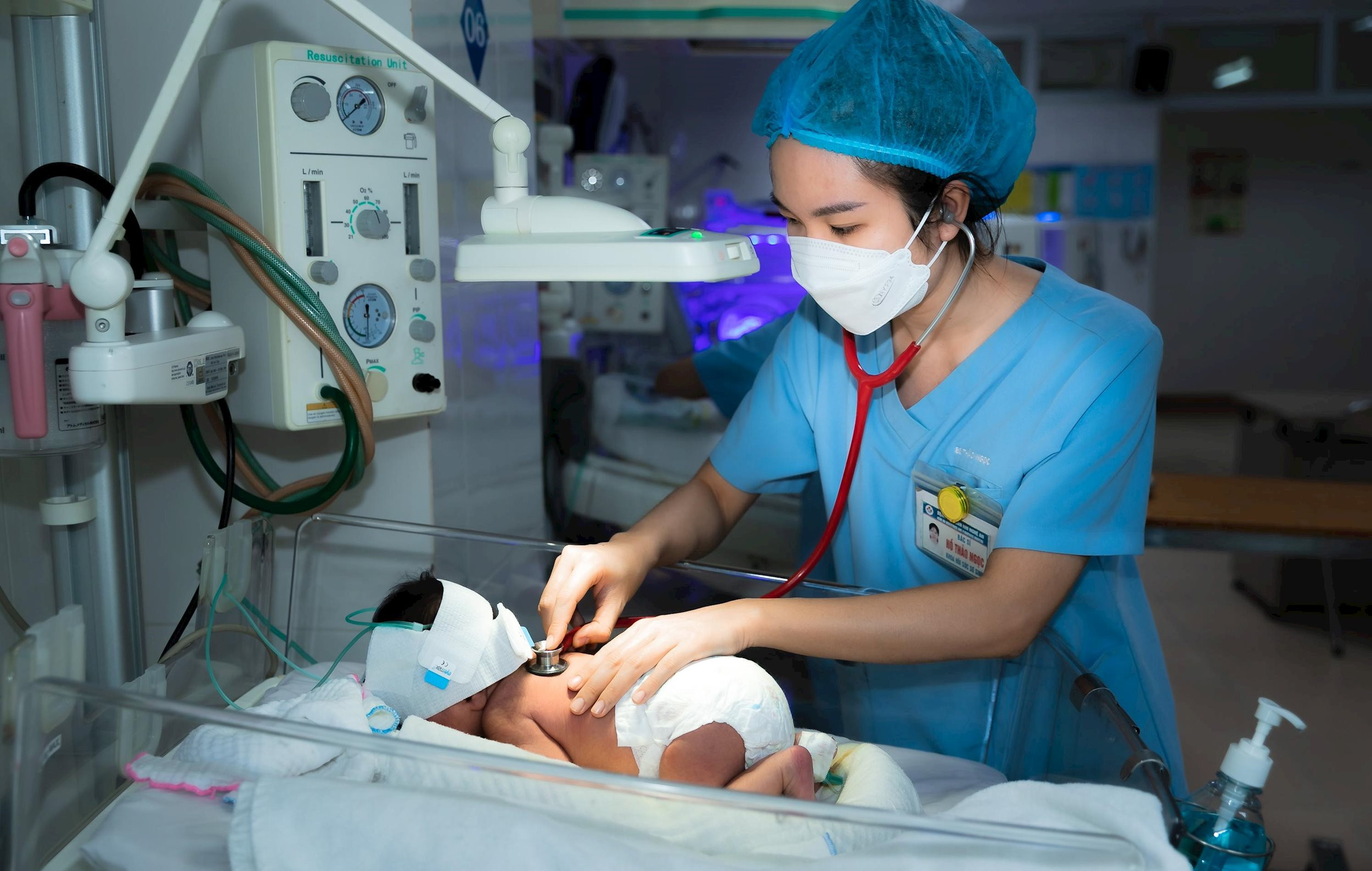 Chăm sóc trẻ sơ sinh ở Bệnh viện Sản Nhi Nghệ An. Ảnh Đức Anh