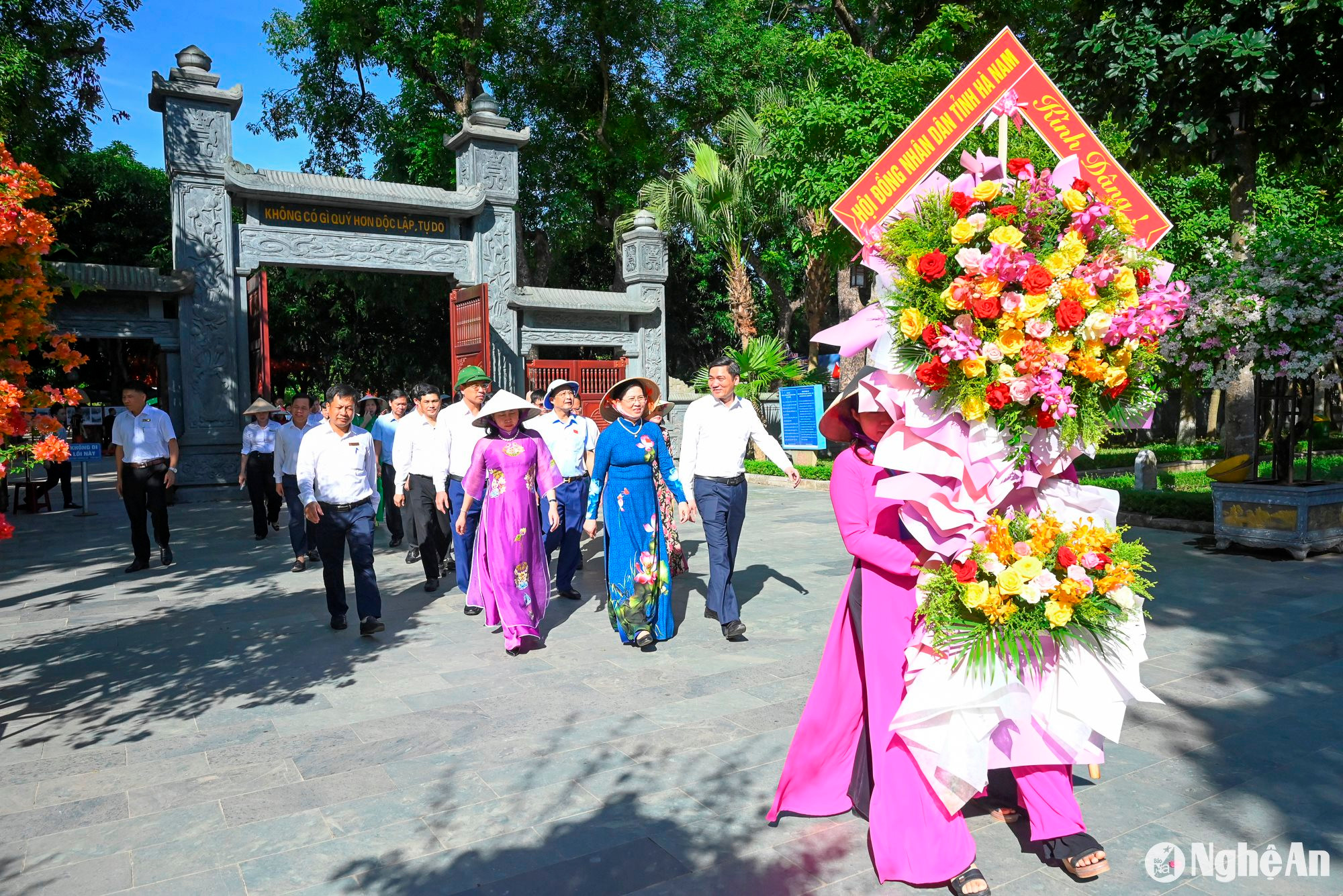 Đoàn công tác HĐND tỉnh Hà Nam dâng hoa tại Khu di tích Quốc gia đặc biệt Kim Liên. Ảnh: Thành Cường