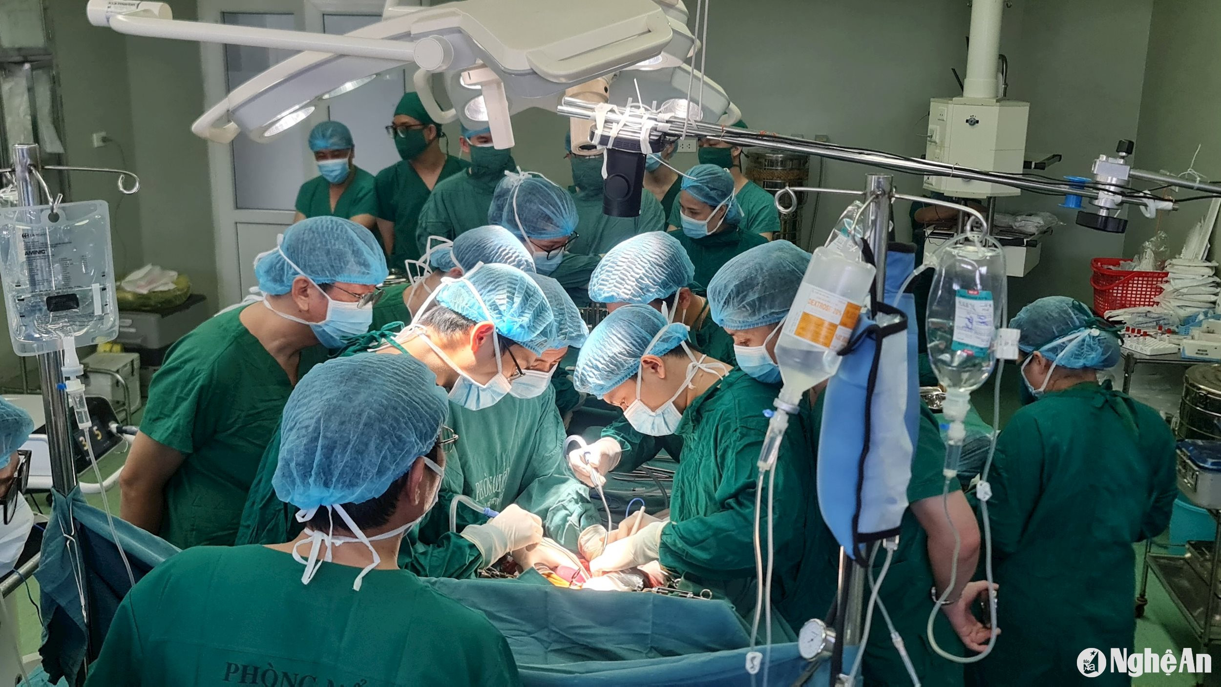 Các bác sĩ Bệnh viện Hữu nghị Đa khoa Nghệ An lấy, ghép tạng từ người hiến chết não. Ảnh Thành Chung