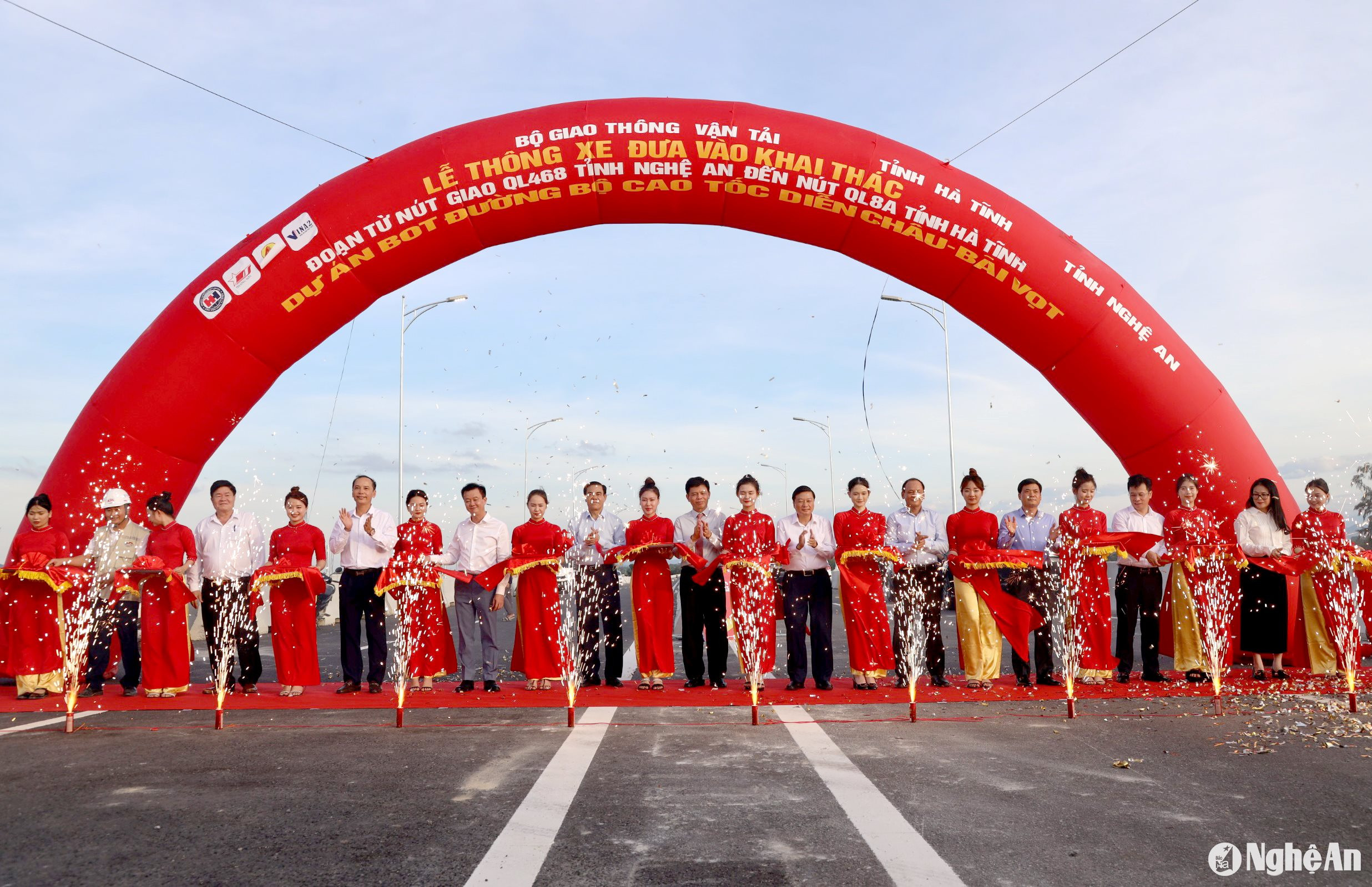 Các đại biểu thực hiện nghi thức cắt băng thông xe toàn tuyến cao tốc Diễn Châu Bãi Vọt ảnh Quang An