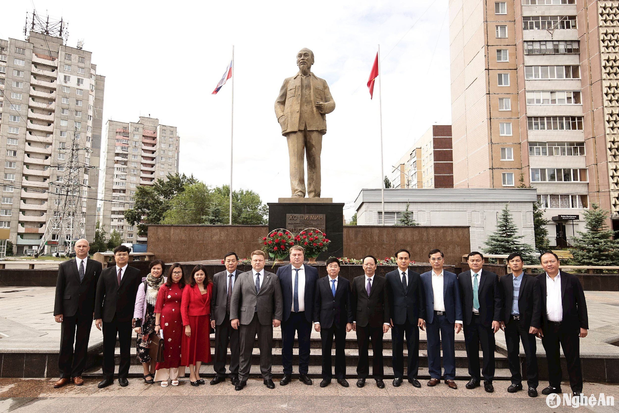 Chụp ảnh lưu niệm tượng đài Chủ tịch Hồ Chí Minh