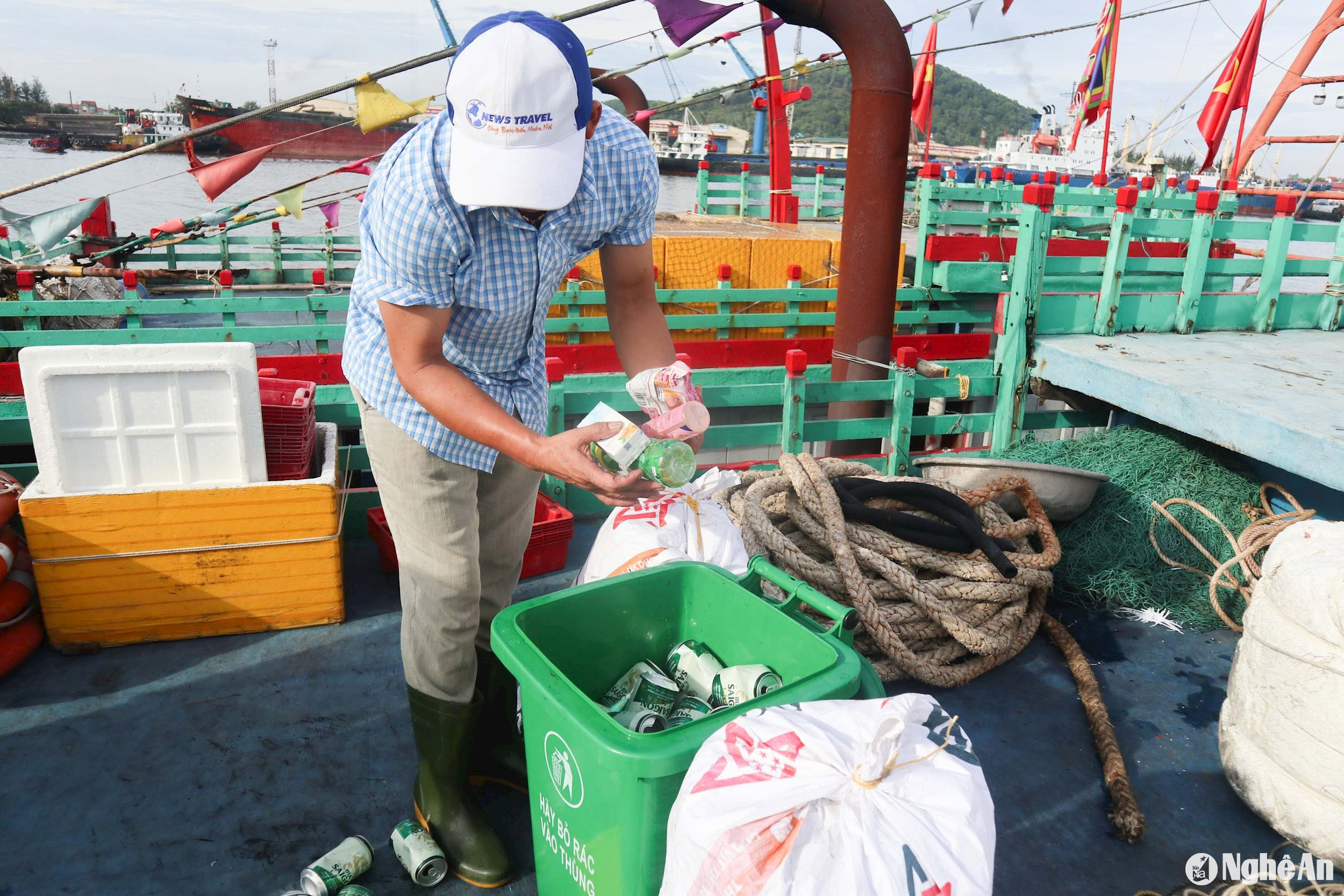 Anh Phùng Bá Thu - Người tiên phong phân loại rác thải rắn trên tàu, đưa rác về bờ. Ảnh: Thanh Phúc