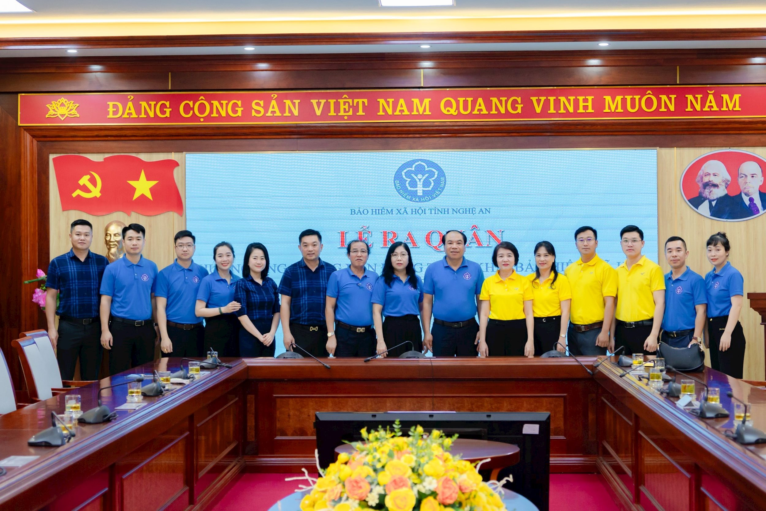 Đại diện lãnh đạo BHXH Nghệ An, Bưu điện tỉnh và các ngành liên quan tại lễ ra quân tuyên truyền BHXH, BHYT năm 2024. Ảnh Nguyễn Đạo