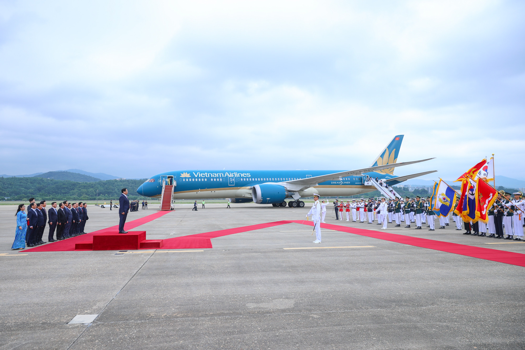 Thủ tướng Phạm Minh Chính tới Seoul, bắt đầu chuyến thăm chính thức Hàn Quốc- Ảnh 6.