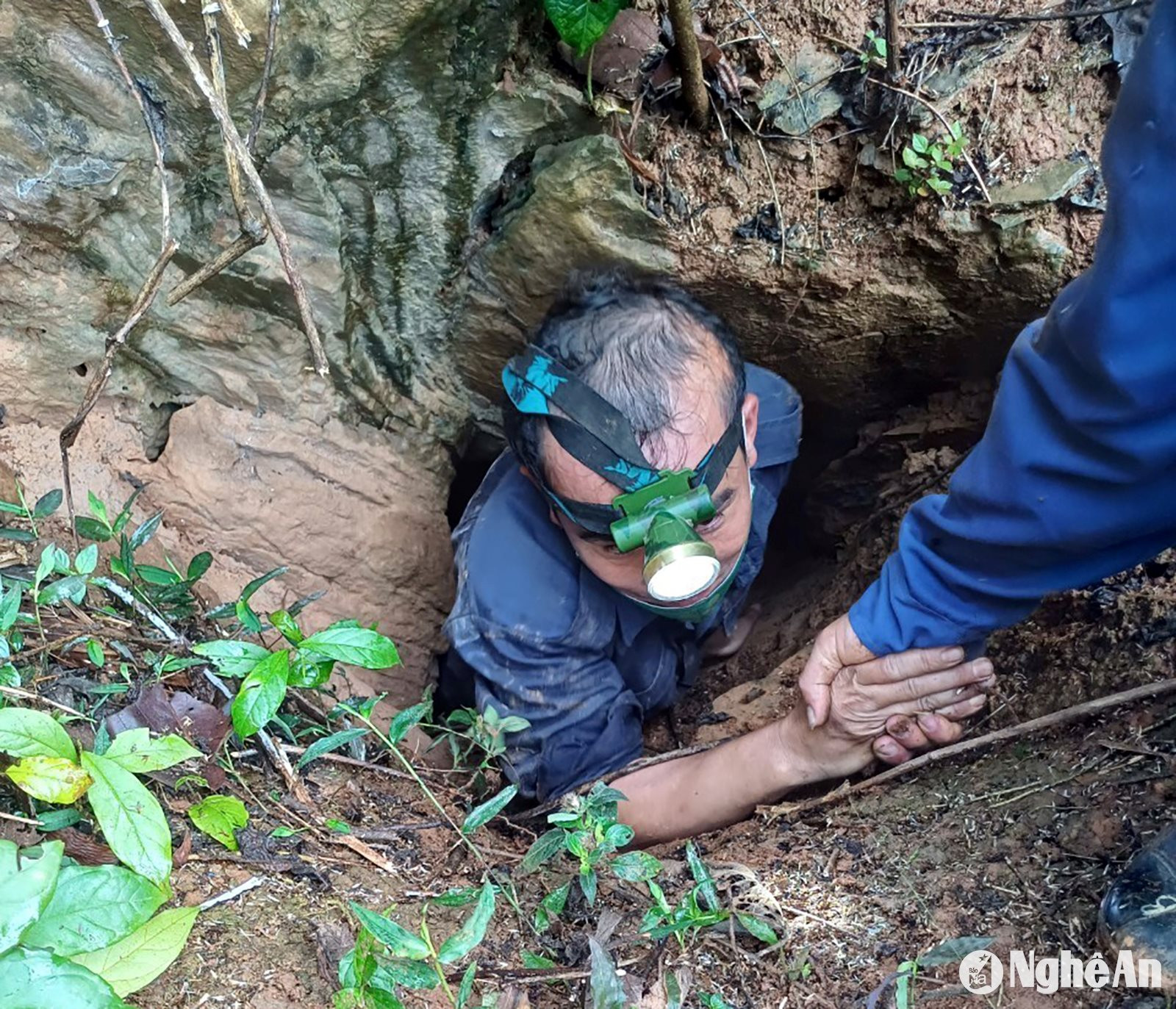 Cán bộ, chiến sĩ Đội quy tập phải chui vào hang sâu để tìm kiếm các dấu tích các phần mộ của liệt sĩ trên nước bạn Lào