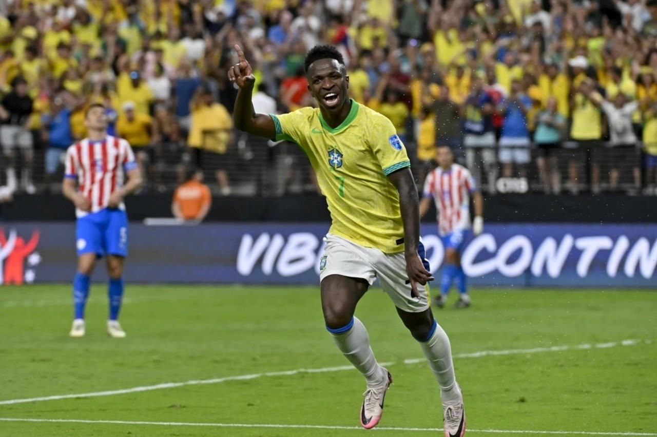 Vinicius tỏa sáng trong trận Brazil thắng Paraguay.