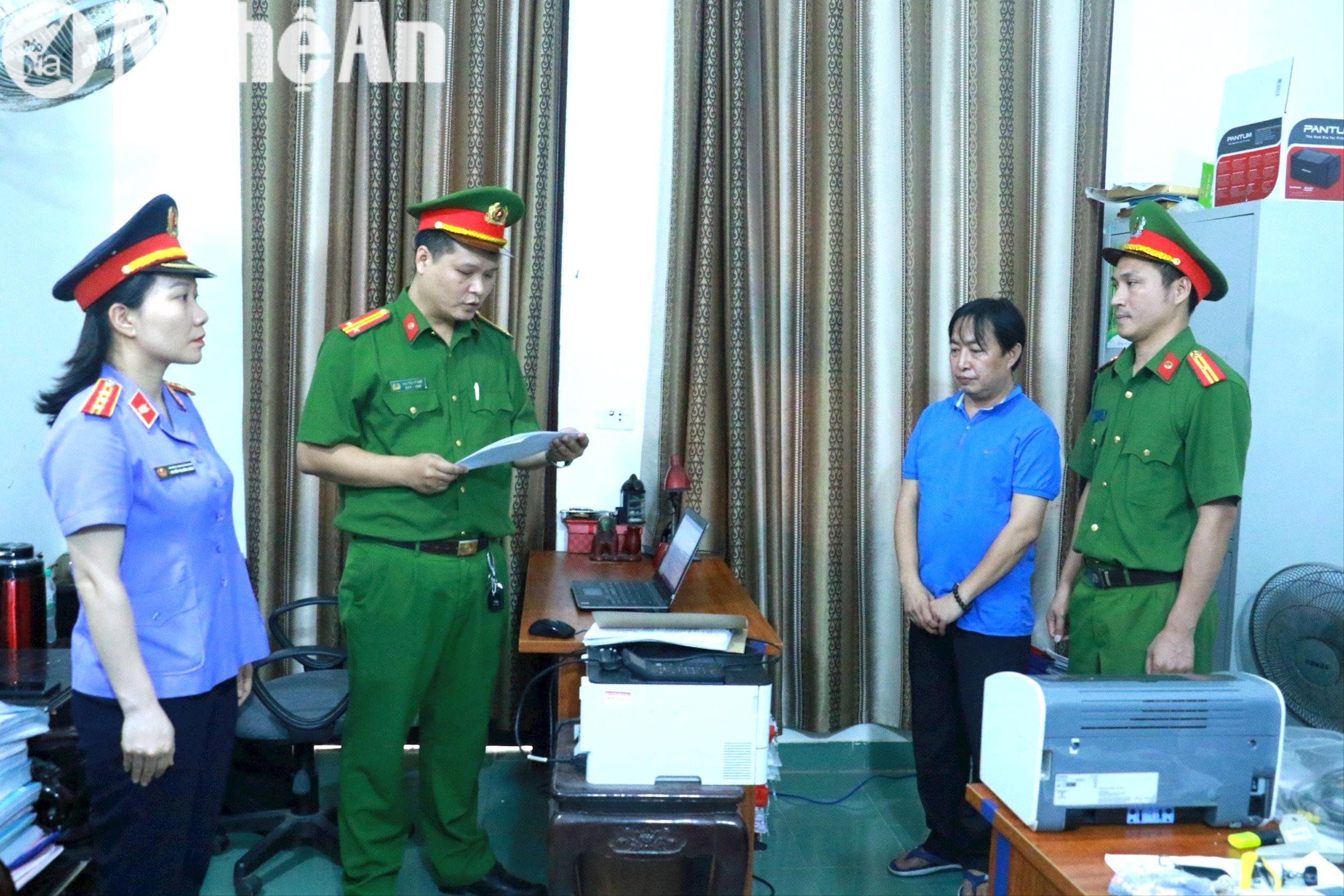 Công bố quyết định khởi tố và đọc lệnh bắt bị can để tạm giam đối với Phan Hồng Sơn. Ảnh: Văn Hậu