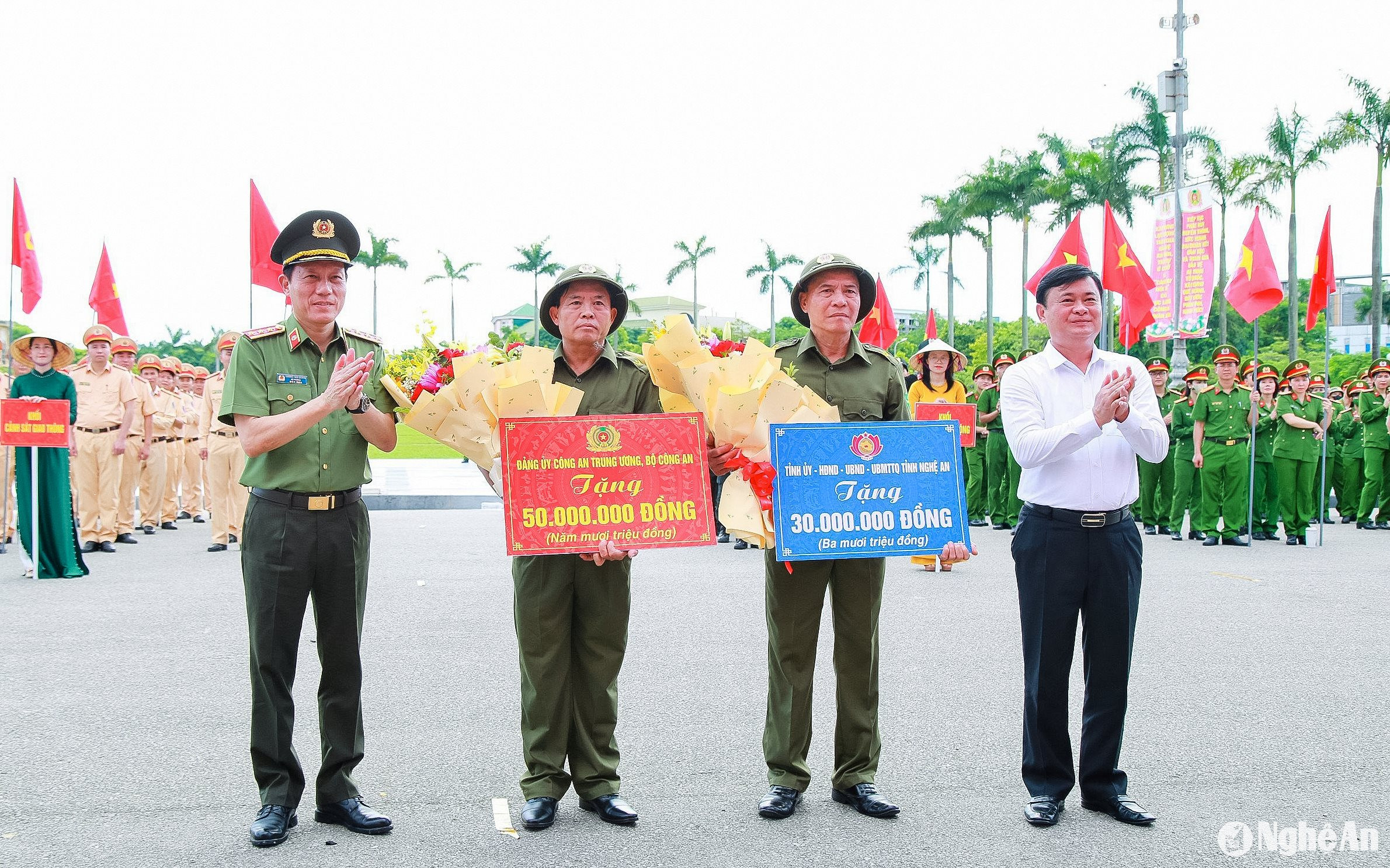 Bộ trưởng Bộ Công an Lương Tam Quang và Bí thư Tỉnh ủy Nghệ An Thái Thanh Quý tặng quà cho lực lượng tham gia bảo vệ an ninh, trật tự ở cơ sở. Ảnh: Thành Duy