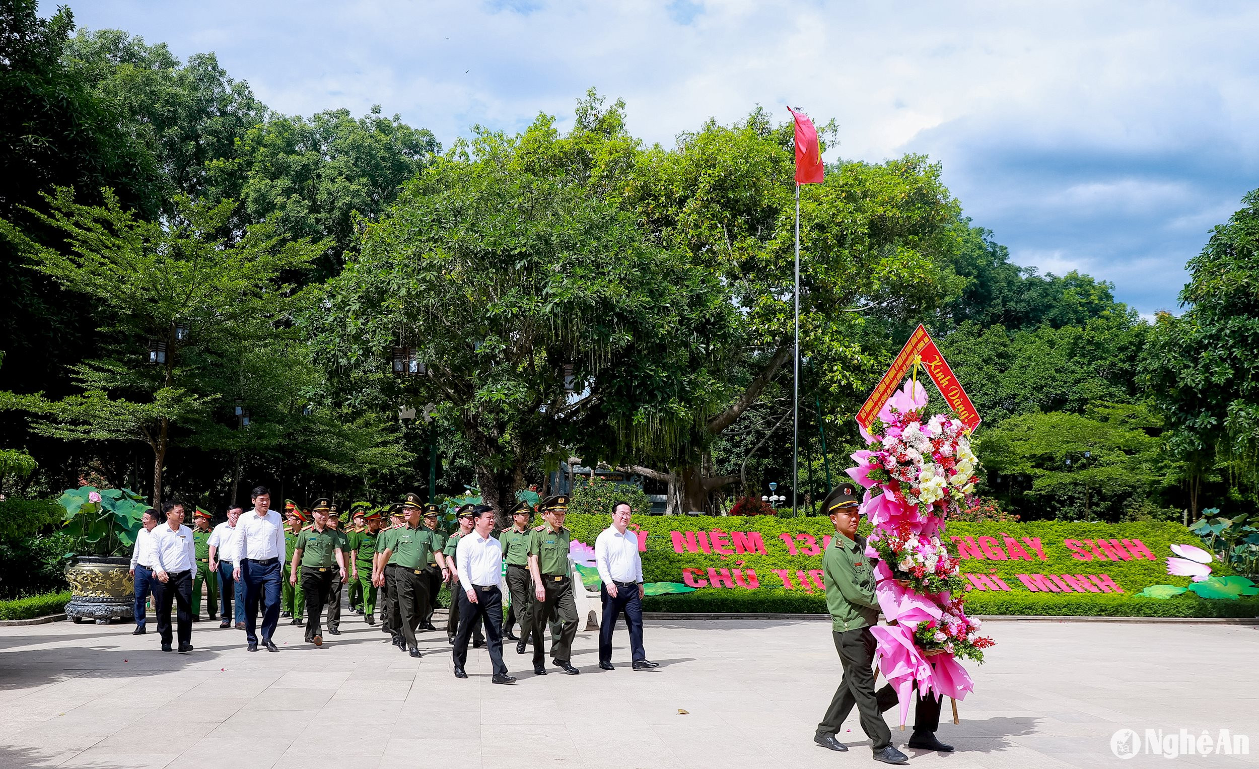 Đoàn đại biểu Bộ Công an và các đồng chí lãnh đạo tỉnh Nghệ An về dâng hoa tưởng niệm Chủ tịch Hồ Chí Minh tại Khu Di tích quốc gia đặc biệt Kim Liên. Ảnh: Thành Duy