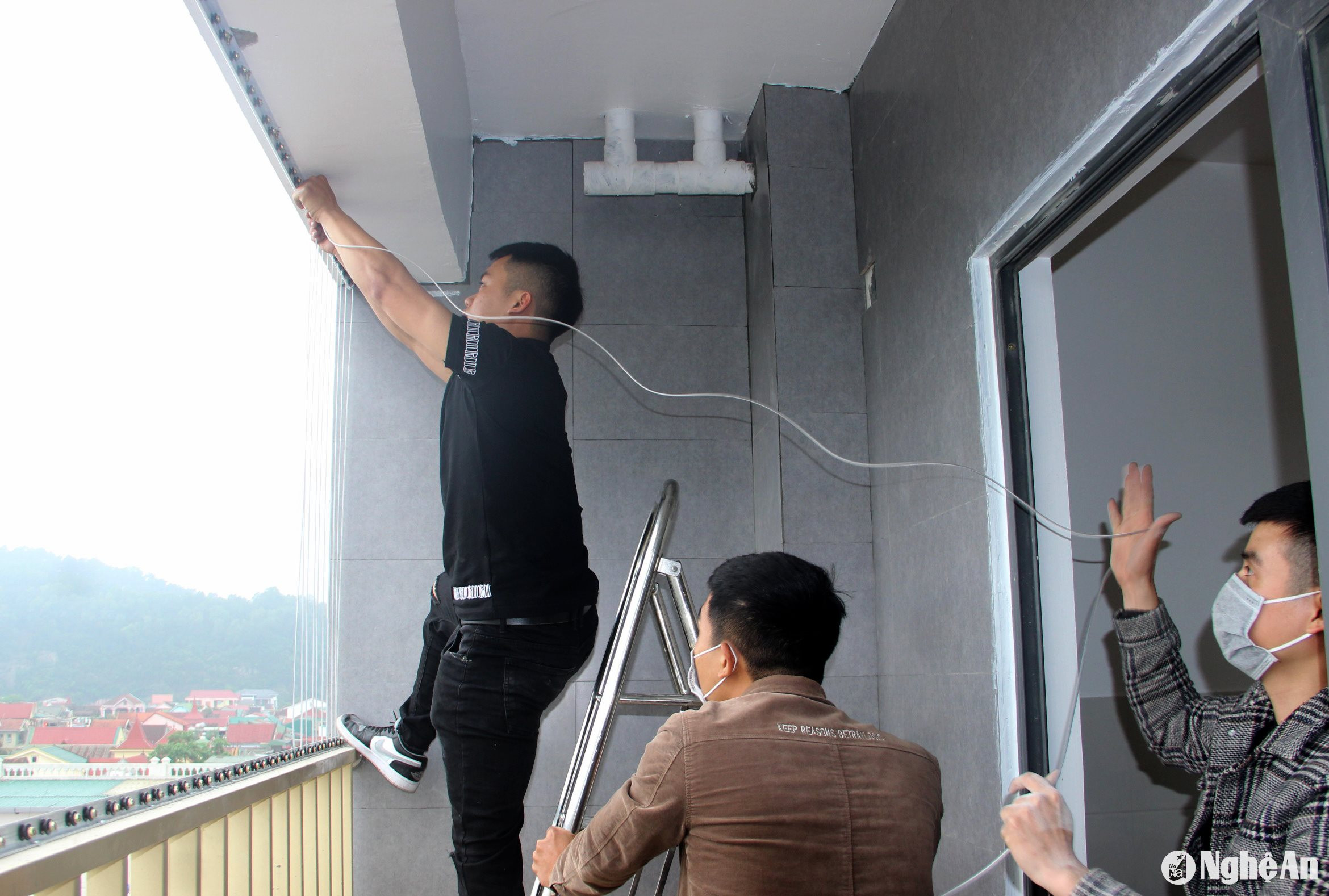 Lắp đặt lưới an toàn tại các ban công chung cư trên địa bàn TP Vinh ảnh Quang An