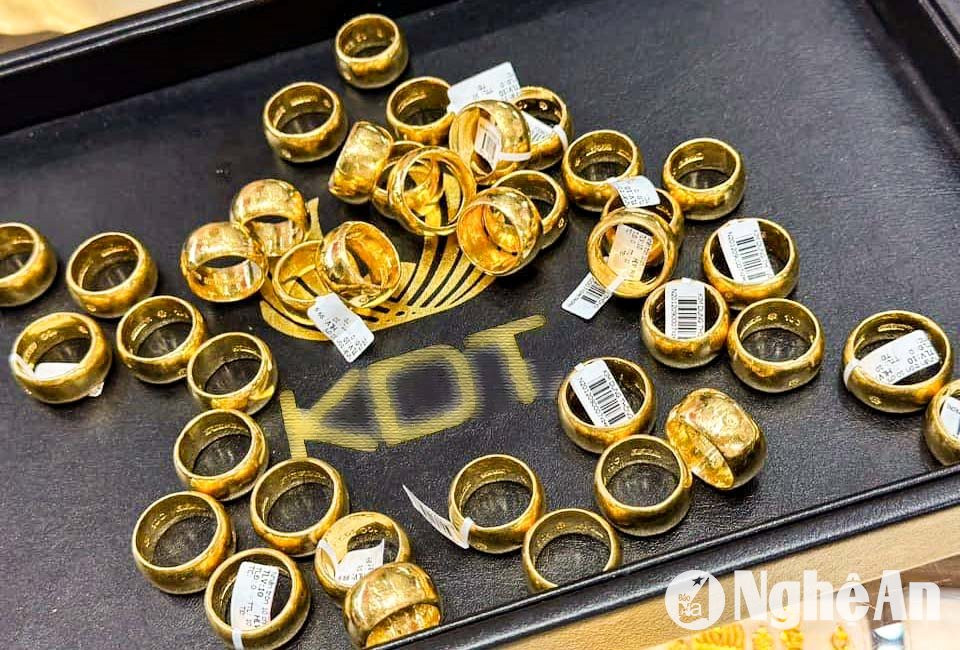 Tại Nghệ An, giá vàng nhẫn được điều chỉnh tăng theo giá thị trường. Riêng vàng miếng các Doanh nghiệp vàng bạc không cập nhật và cũng ngừng giao dịch nhiều tuần nay. Ảnh: Thanh Phúc