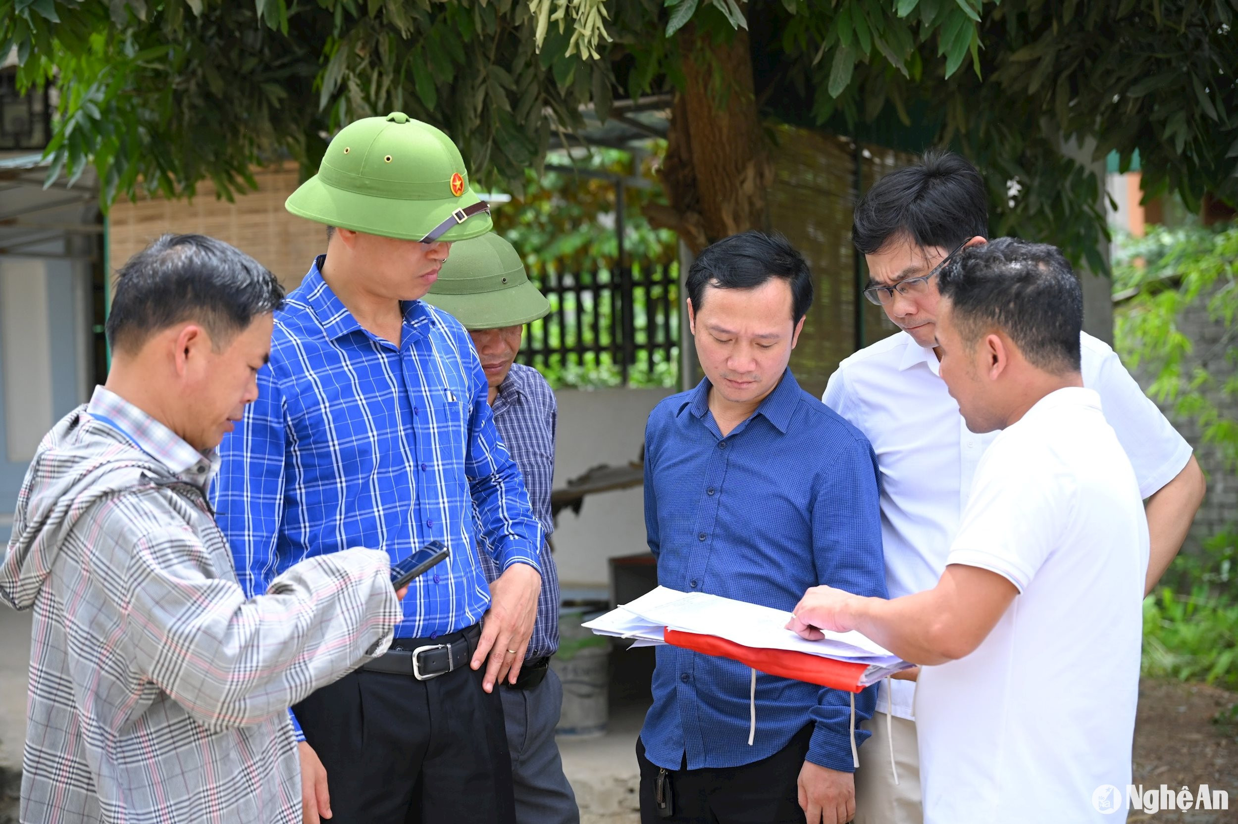 Ông Nguyễn Văn Dương - Phó Chủ tịch UBND huyện Yên Thành cho biết: Hiện nay, huyện đã ban hành các Quyết định thành lập Ban thực hiện bảo vệ thi công, sau khi thành lập thì Ban sẽ hoàn thiện hồ sơ để trình xin ý kiến của Công an tỉnh, về thời gian, bố trí lực lượng bảo vệ thi công. Ông Dương cũng nhấn mạnh, hiện nay, theo quy hoạch phát triển của huyện Yên Thành thì xác định khu vực bám Quốc lộ 7 là hướng phát triển chính về thương mại, dịch vụ. Bên cạnh đó, huyện đang trình quy hoạch khu vực xã