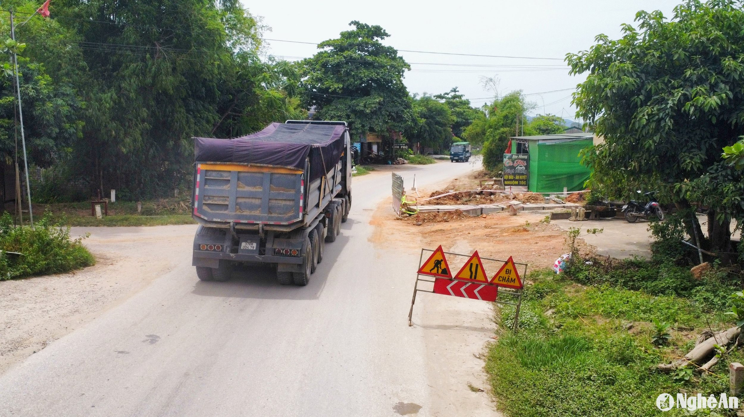 Tại xã Mỹ Thành, hiện nay vẫn còn 32 hộ dân bị ảnh hưởng đã có Quyết định đền bù, hỗ trợ GPMB nhưng vẫn chưa đồng ý nhận tiền. Chính điều này đã dẫn đến một dọc dài tuyến Quốc lộ 7 đi qua địa phương này chưa thể thi công, đang rất nhỏ hẹp, ảnh hưởng rất lớn đến tiến độ của cả dự án và việc lưu thông của các phương tiện. Ảnh: Tiến Đông