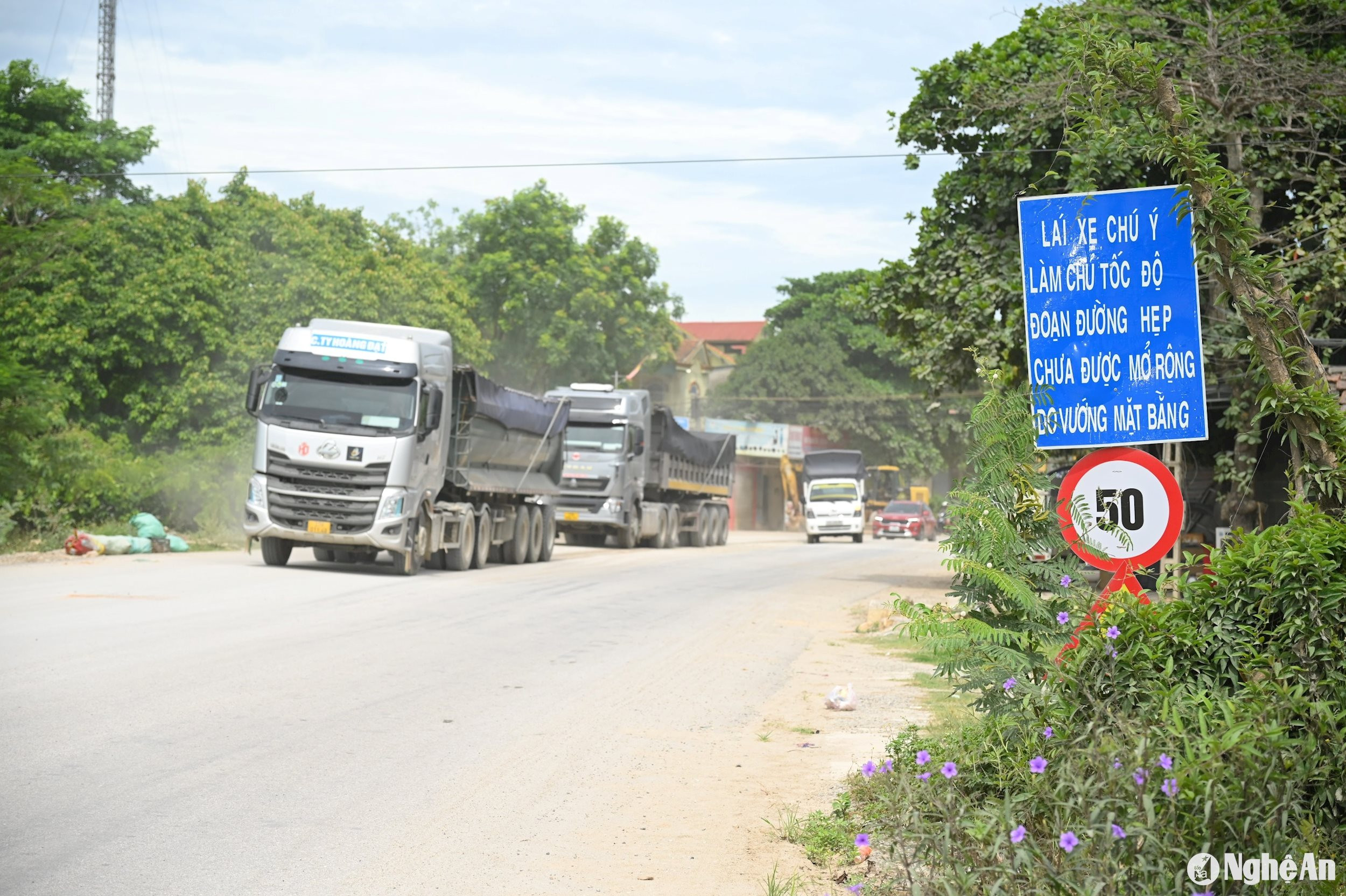 Việc chưa hoàn thành GPMB khiến các phương tiện khi lưu thông trên Quốc lộ 7 luôn gặp phải cảnh gập ghềnh và ùn tắc khi đi qua những đoạn giáp nối giữa phần đã thi công và phần chưa bàn giao mặt bằng. Đến nỗi, cơ quan chức năng đã phải cắm nhiều biển cảnh báo dọc tuyến đường này. Ảnh: Nhật Lân