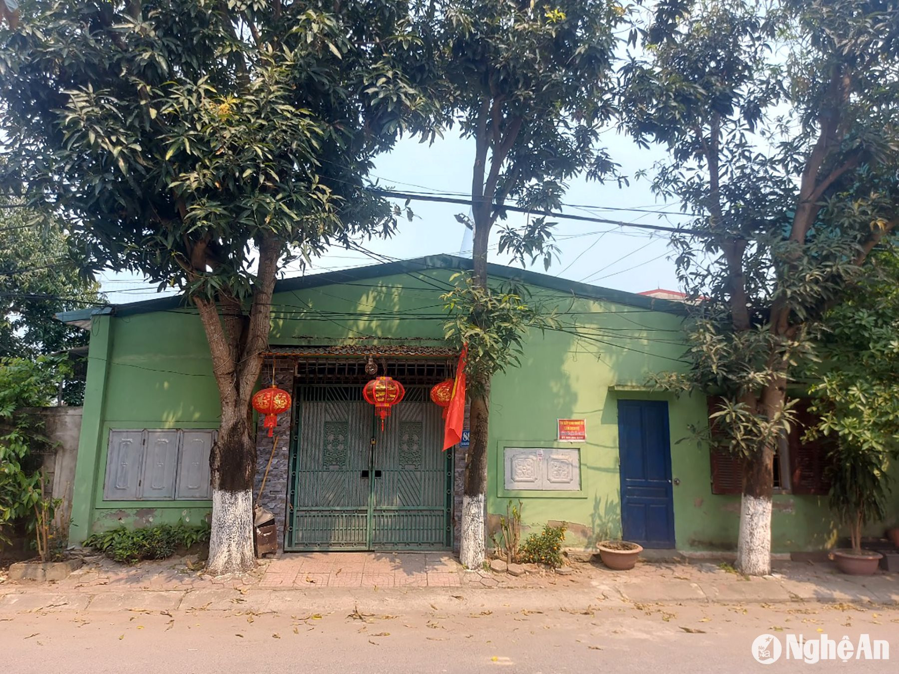 Gian nhà tập thể của Trường THPT Hà Huy Tập bị cải tạo, mở cổng ra hướng mặt đường để cho thuê. Ảnh: Tiến Hùng