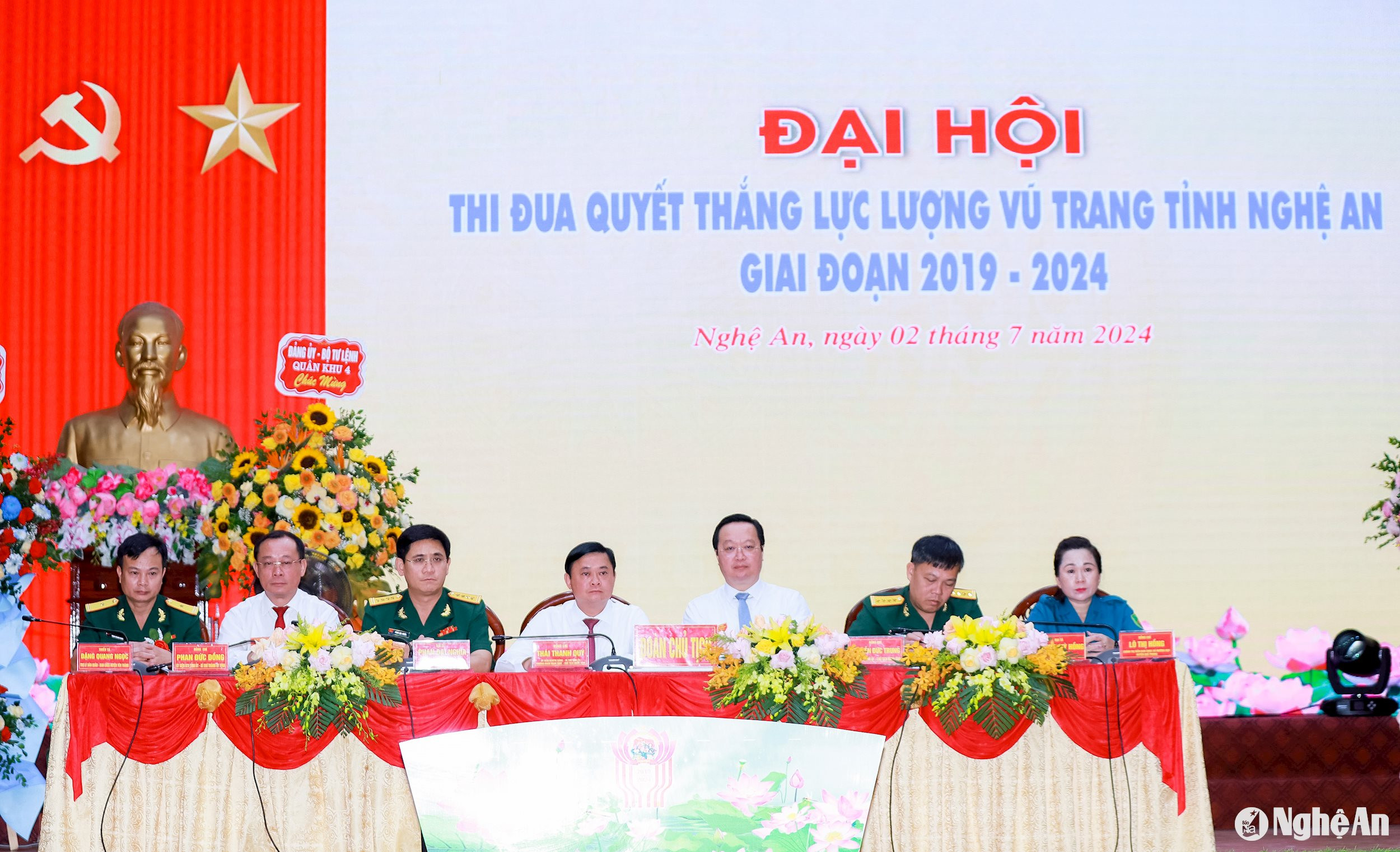 Đoàn Chủ tịch Đại hội Thi đua uyết thắng lực lượng vũ trang tỉnh Nghệ An giai đoạn 2019 - 2024. Ảnh: Thành Duy