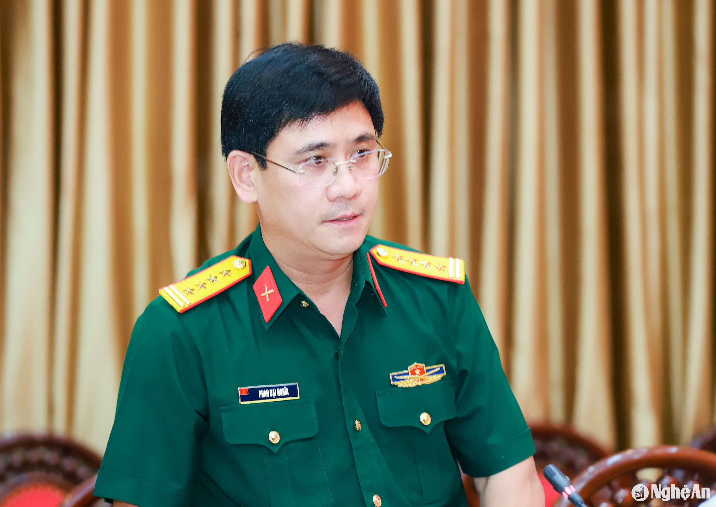 Đại tá Phan Đại Nghĩa - Ủy viên Ban Thường vụ Tỉnh ủy, Chỉ huy trưởng Bộ CHQS tỉnh phát biểu tại hội nghị. Ảnh: Thành Duy
